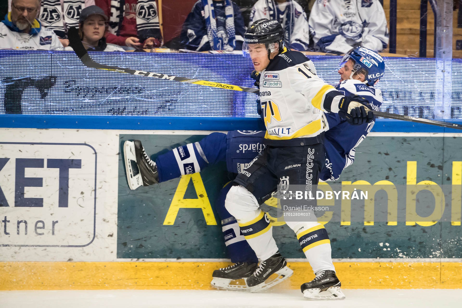 s Filip Sandberg tacklar Leksands Ben Youds  i