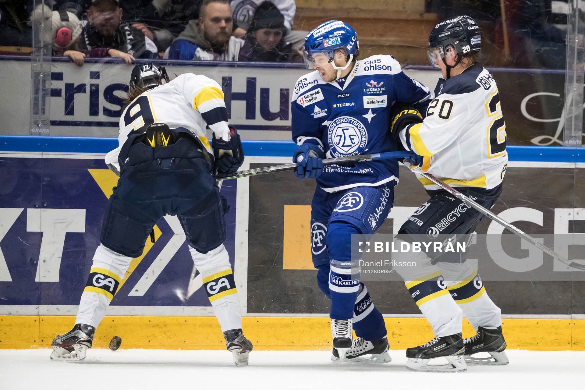 s Isac Brännström och Lawrence Pilut  i ishockeymatchen i