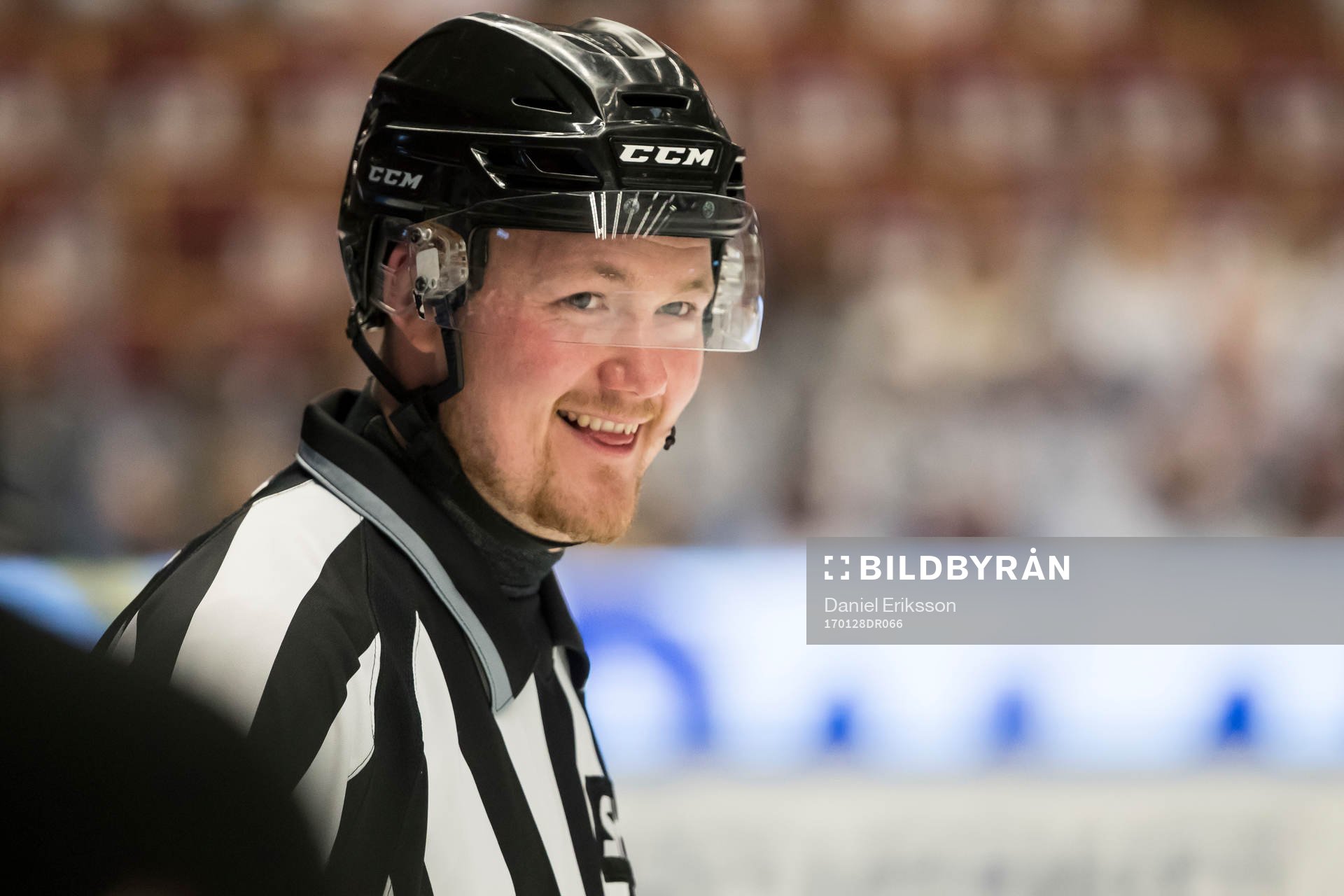 Linjedomare Marcus Burman  i ishockeymatchen i SHL mellan