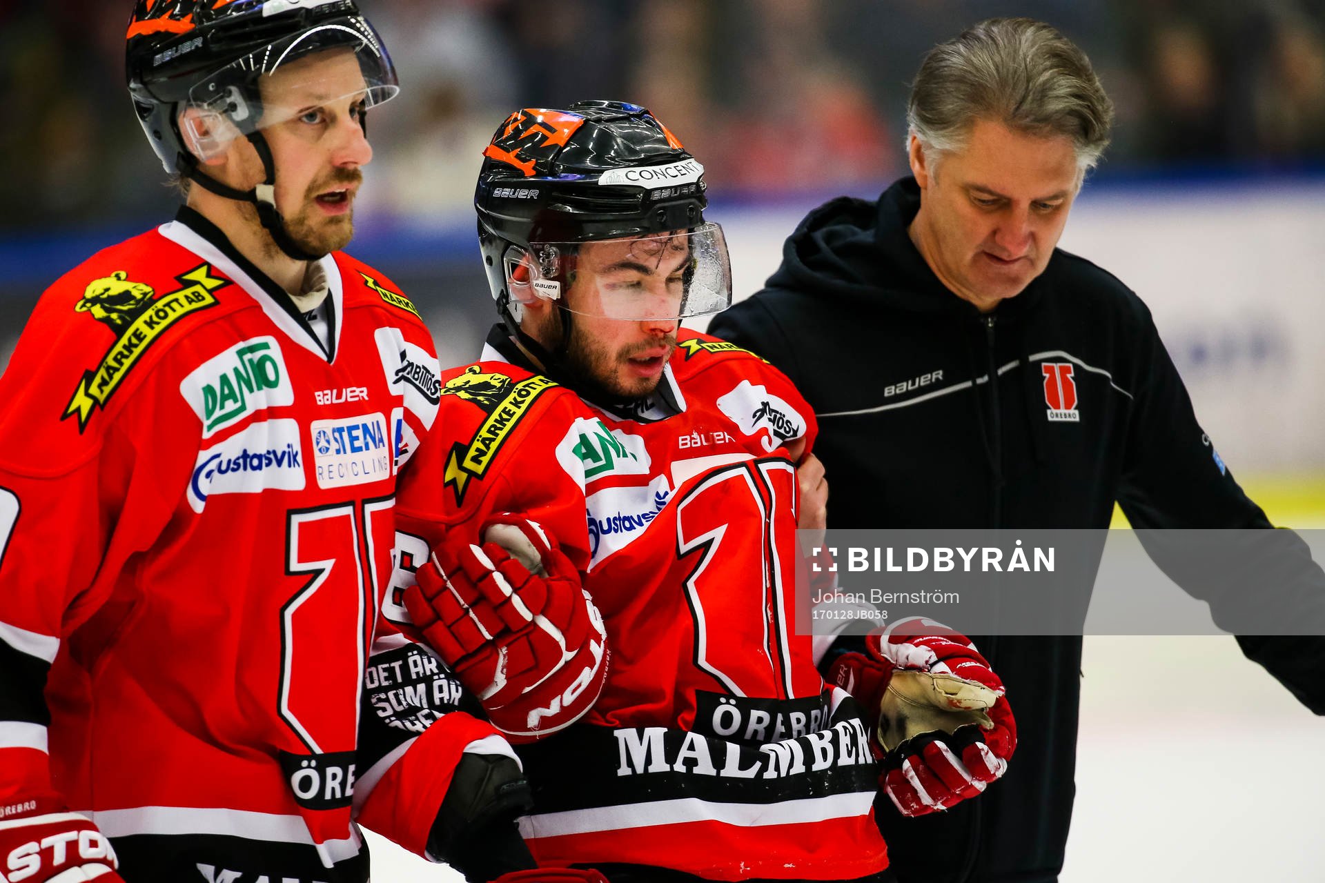 Örebros Greg Squires får hjälp av Marcus Weinstock att