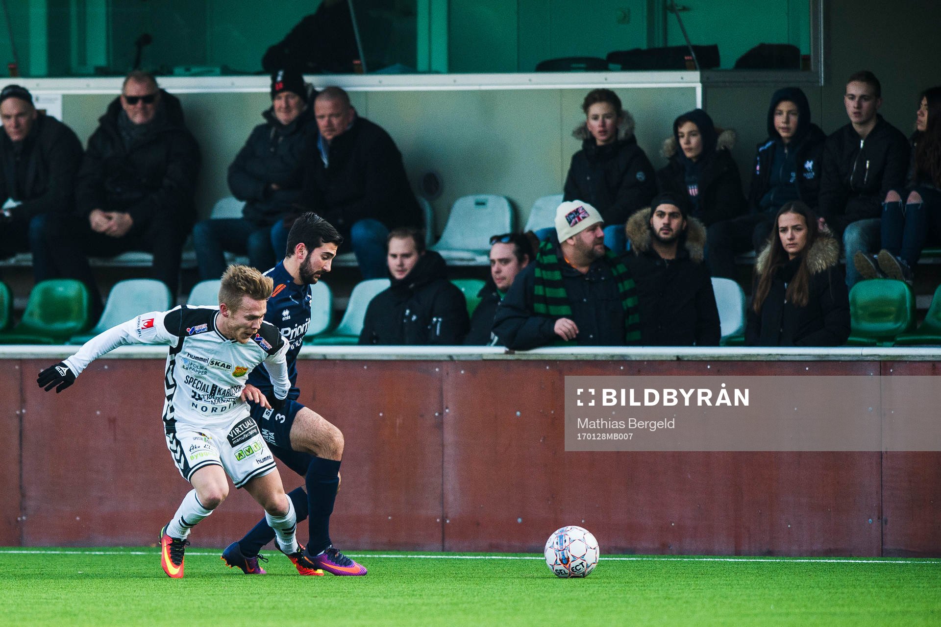 GAIS Andreas Peterson och Utsiktens Allan Mohideen  i kamp