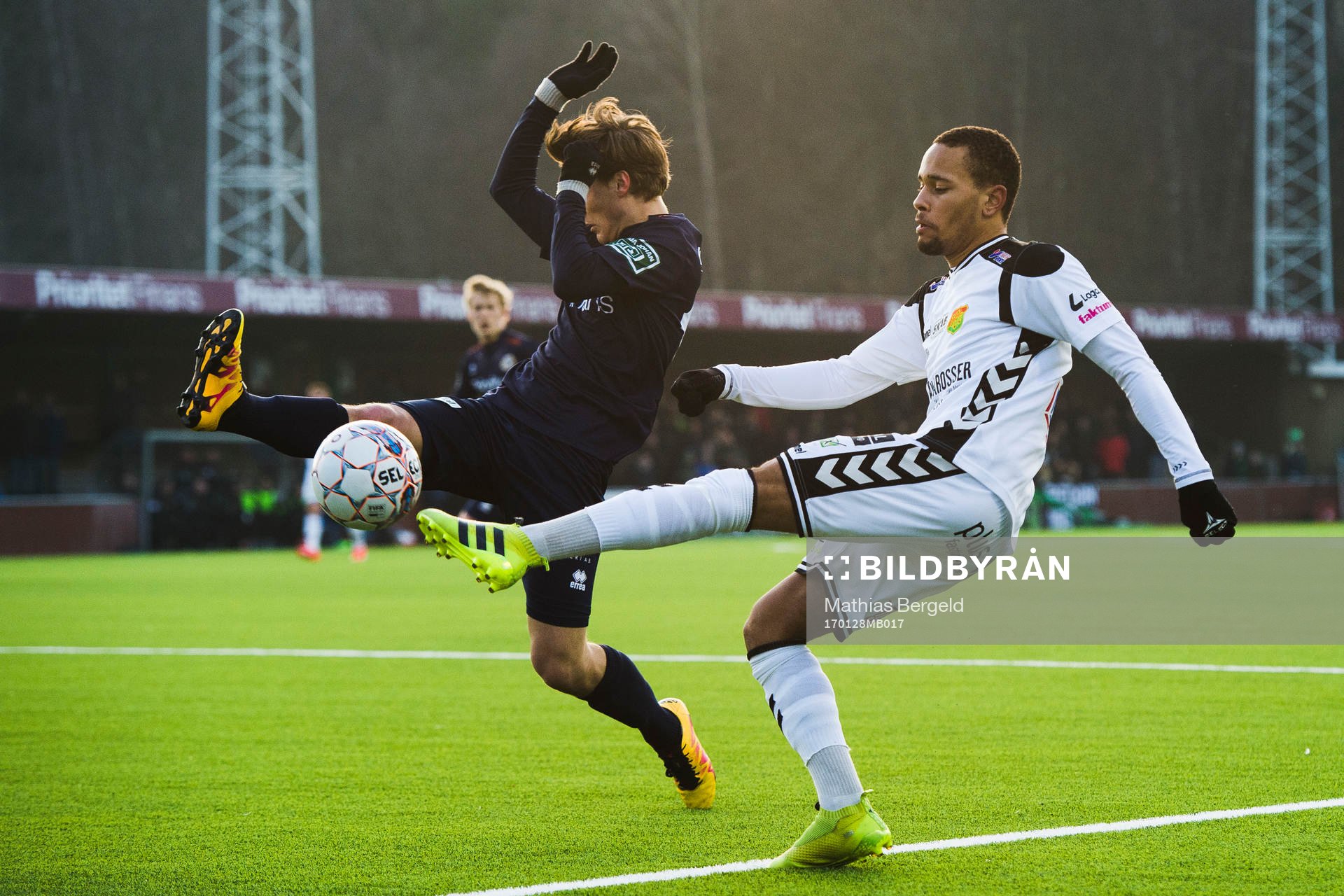 GAIS Pascal Olsson skjuter mot täckande Utsiktens Olof