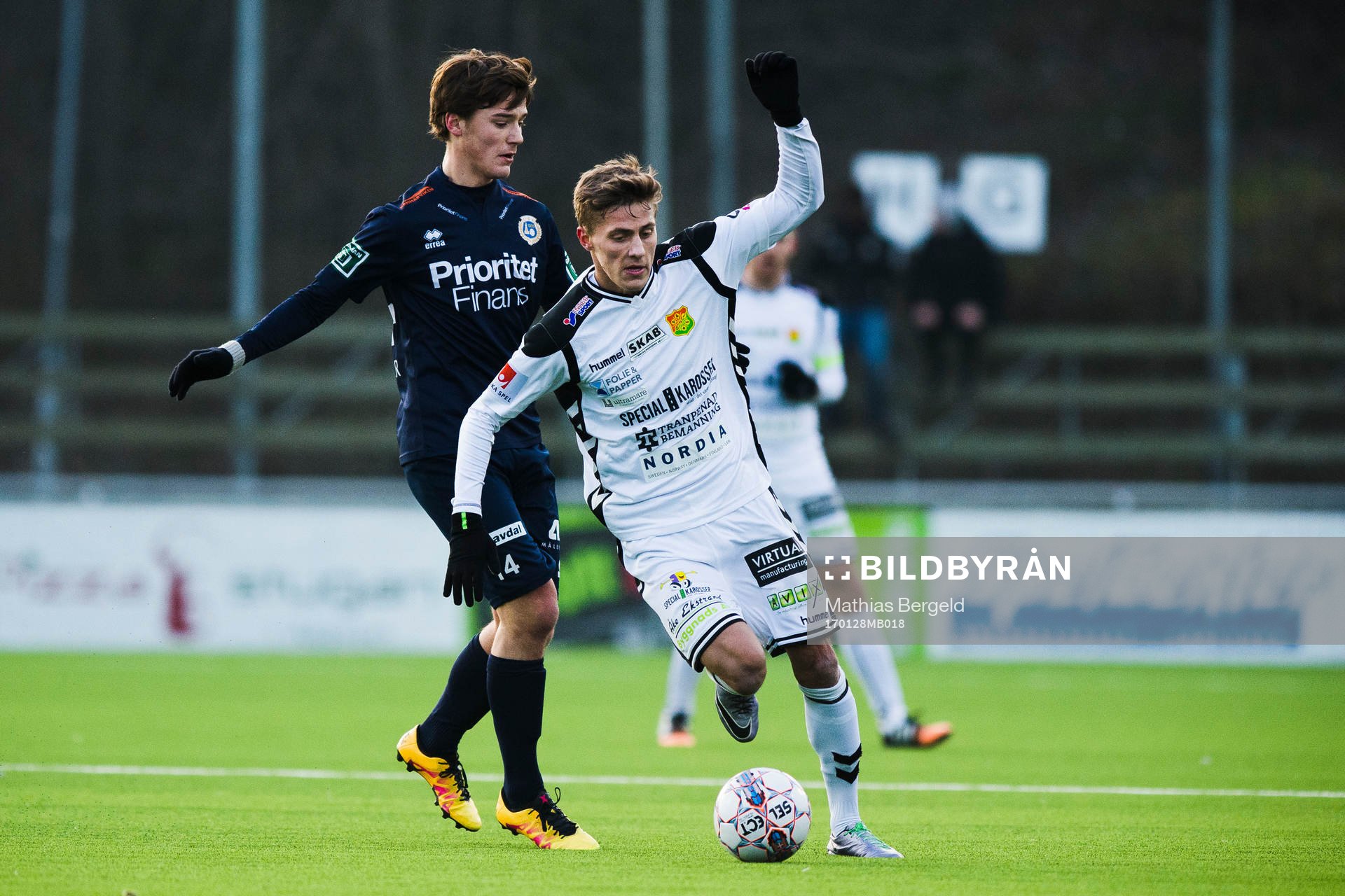 Utsiktens Olof Brogårdh i närkamp med GAIS Erik Westermark under en träningsmatch i fotboll mellan GAIS och Utsikten den 28 januari 2017 i Göteborg.