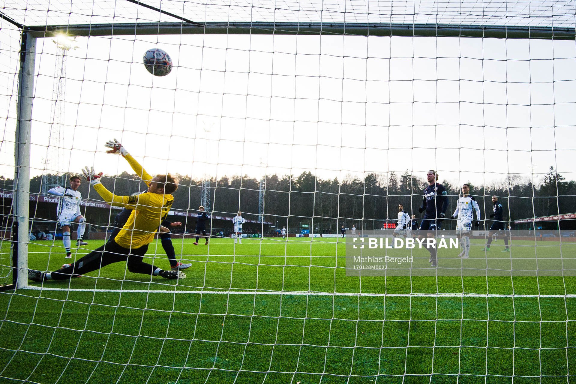 GAIS Daniel Janevski gör 1-0 på Utsiktens målvakt Axel