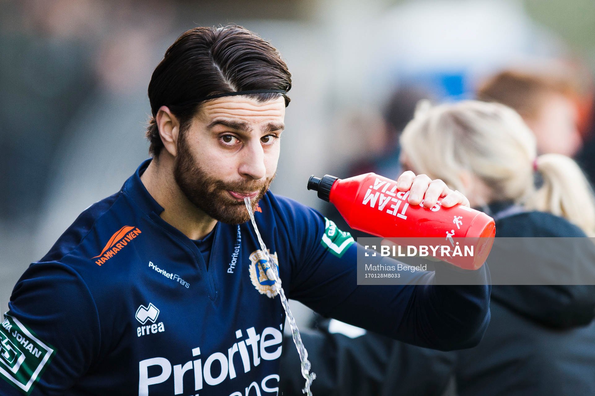 Utsiktens George Mourad spottar vatten