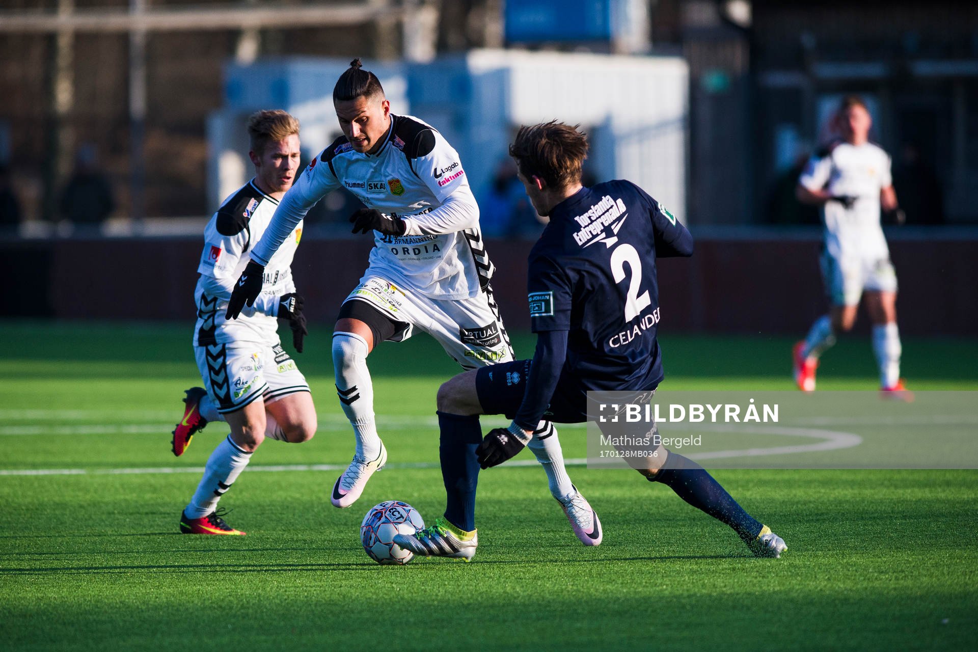 GAIS Luka Mijaljevic och Utsiktens Adam Rosén i närkamp under en träningsmatch i fotboll mellan GAIS och Utsikten den 28 januari 2017 i Göteborg.