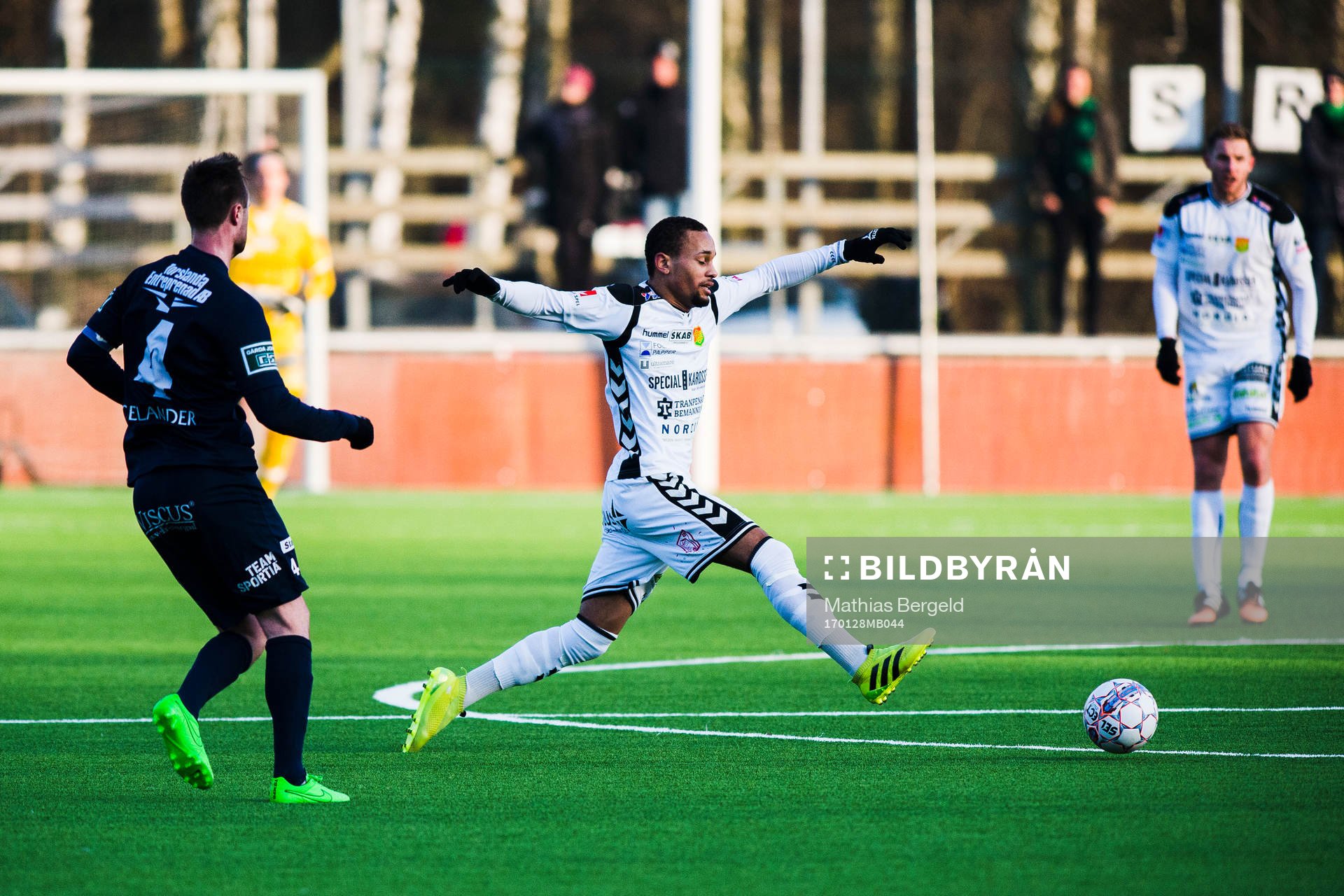 Utsiktens Niklas Olsson ser GAIS Pascal Olsson försöka
