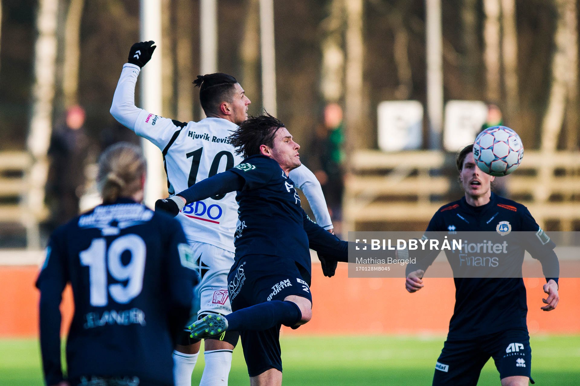 GAIS Luka Mijaljevic i nickduell med Utsiktens Adam Rosén