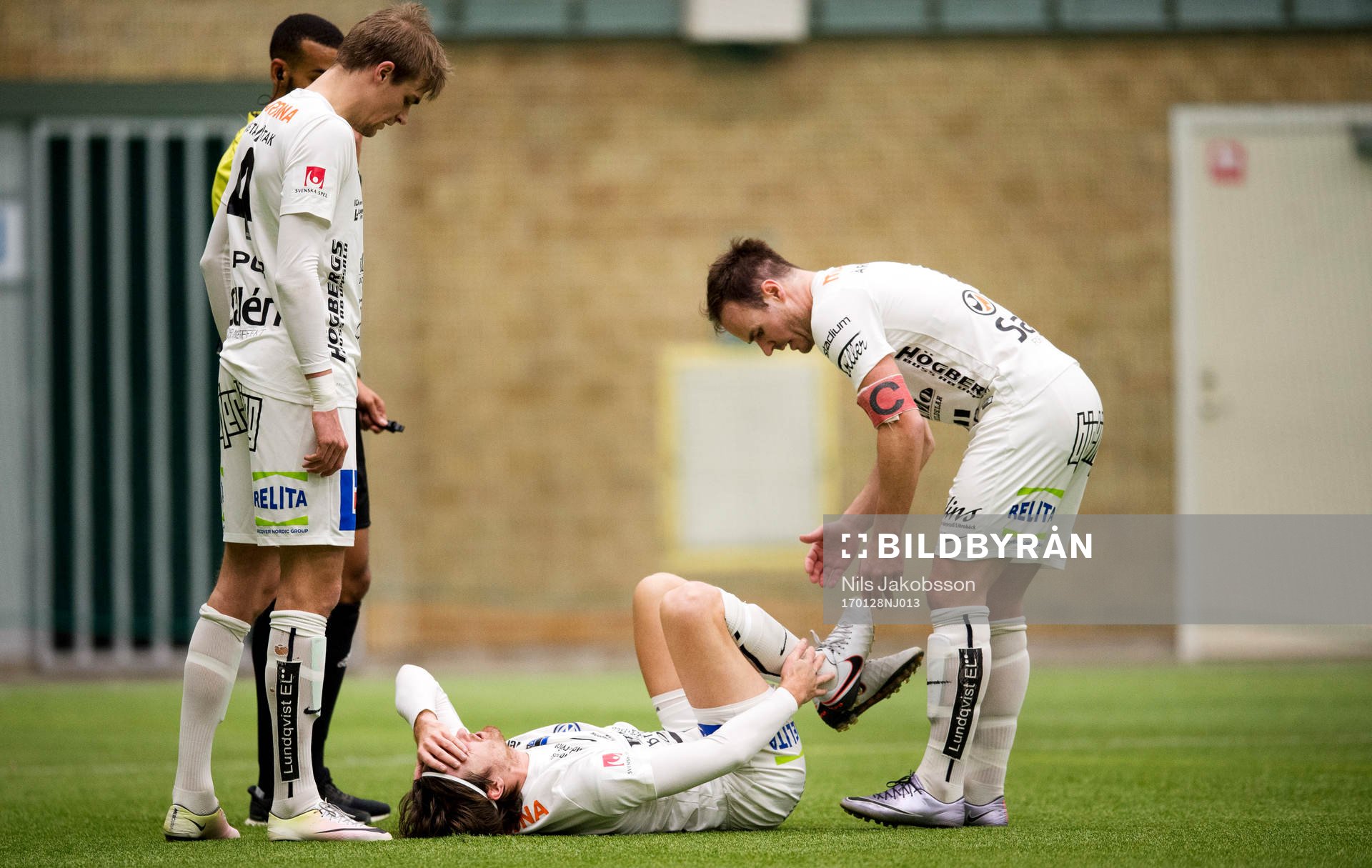Sirius Jesper Arvidsson skadar sig och får hjälp av