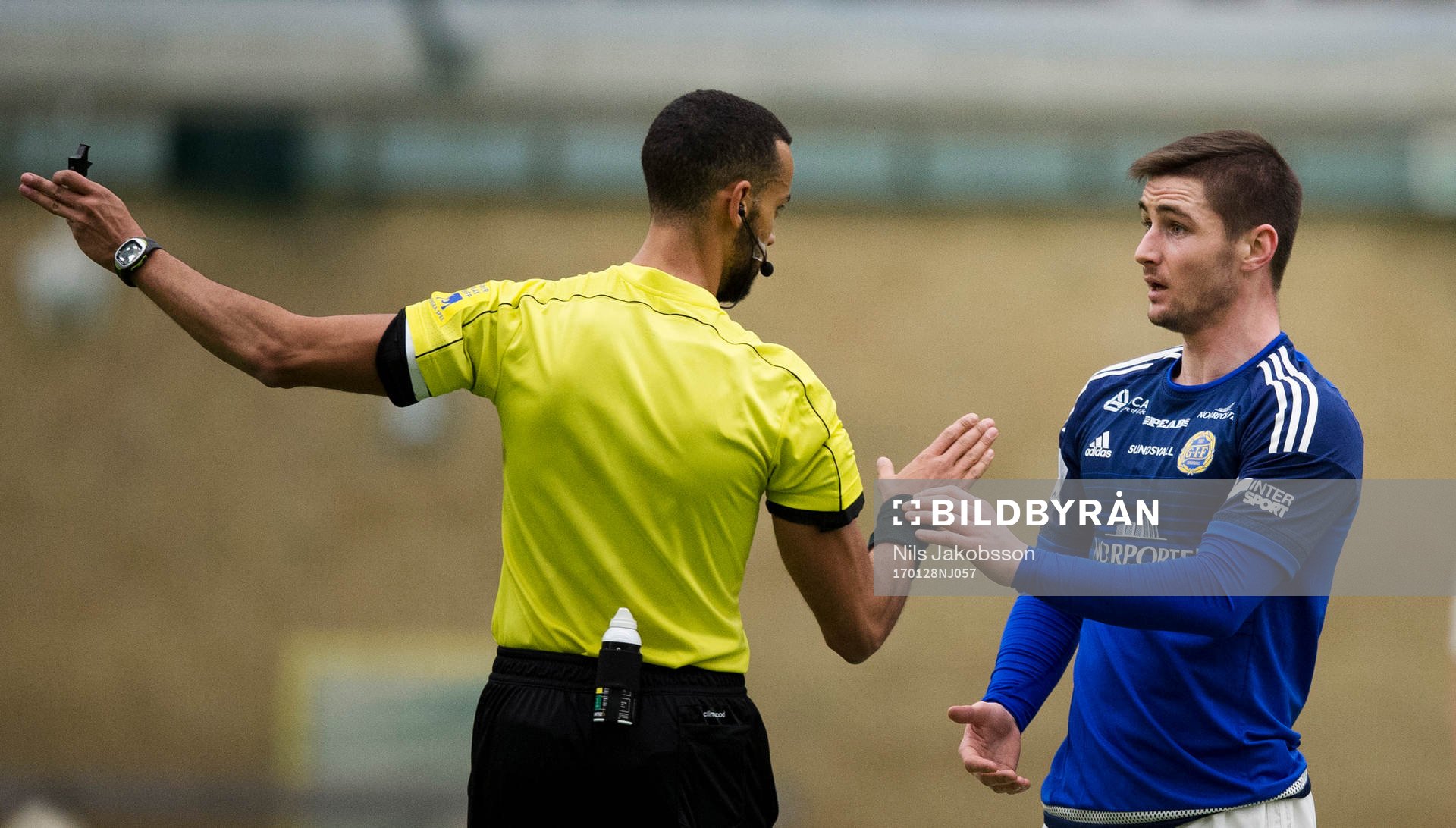 Domare Farouk Nehdi pratar med Sundsvalls Kristinn Freyr Sigurdsson under träningsmatchen mellan GIF Sundsvall och Sirius den 28 januari 2017 i Sundsvall.
