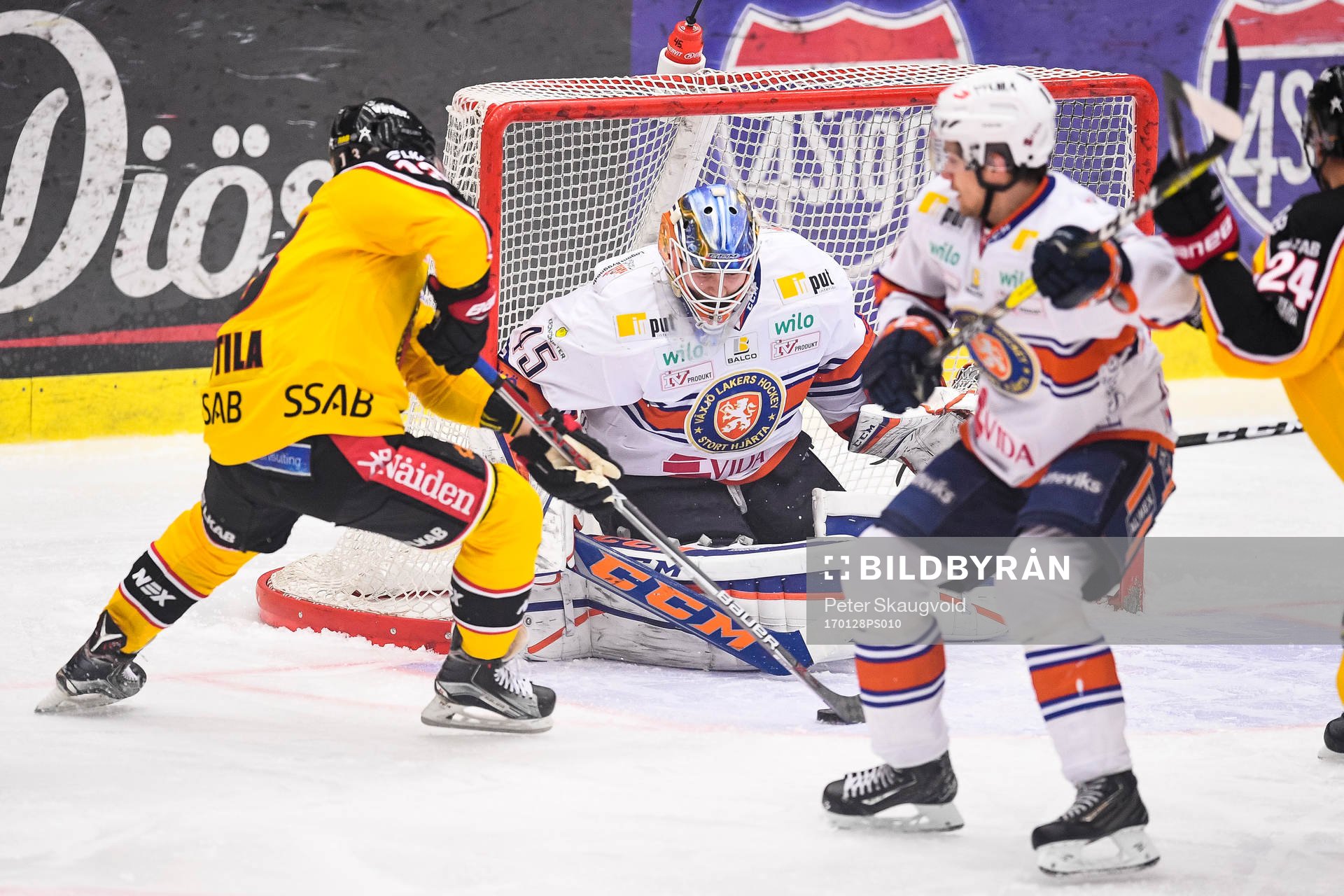 Luleås Julius Junttila och Växjös målvakt Viktor Andrén