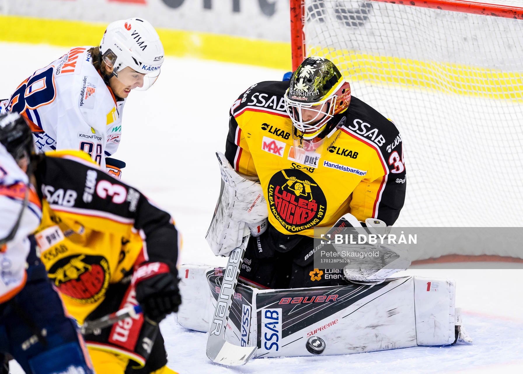 Luleås målvakt Joel Lassinatti räddar ett skott