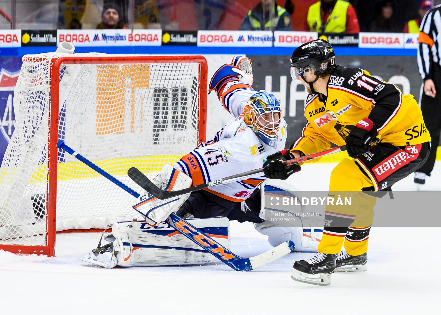 Luleås Petter Emanuelsson sätter sin straff bakom