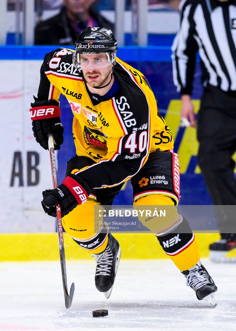 Luleås Kael Mouillierat med pucken