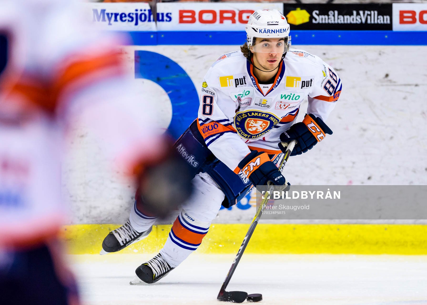 Växjös Adam Brodecki med pucken