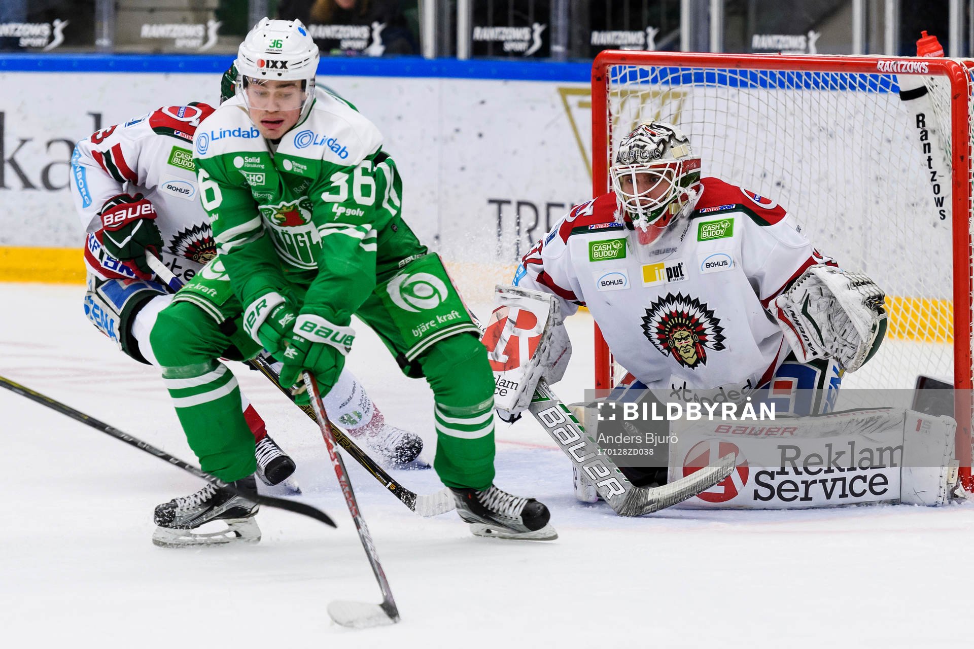 Rögles Filip Karlsson oroar framför Frölundas målvakt
