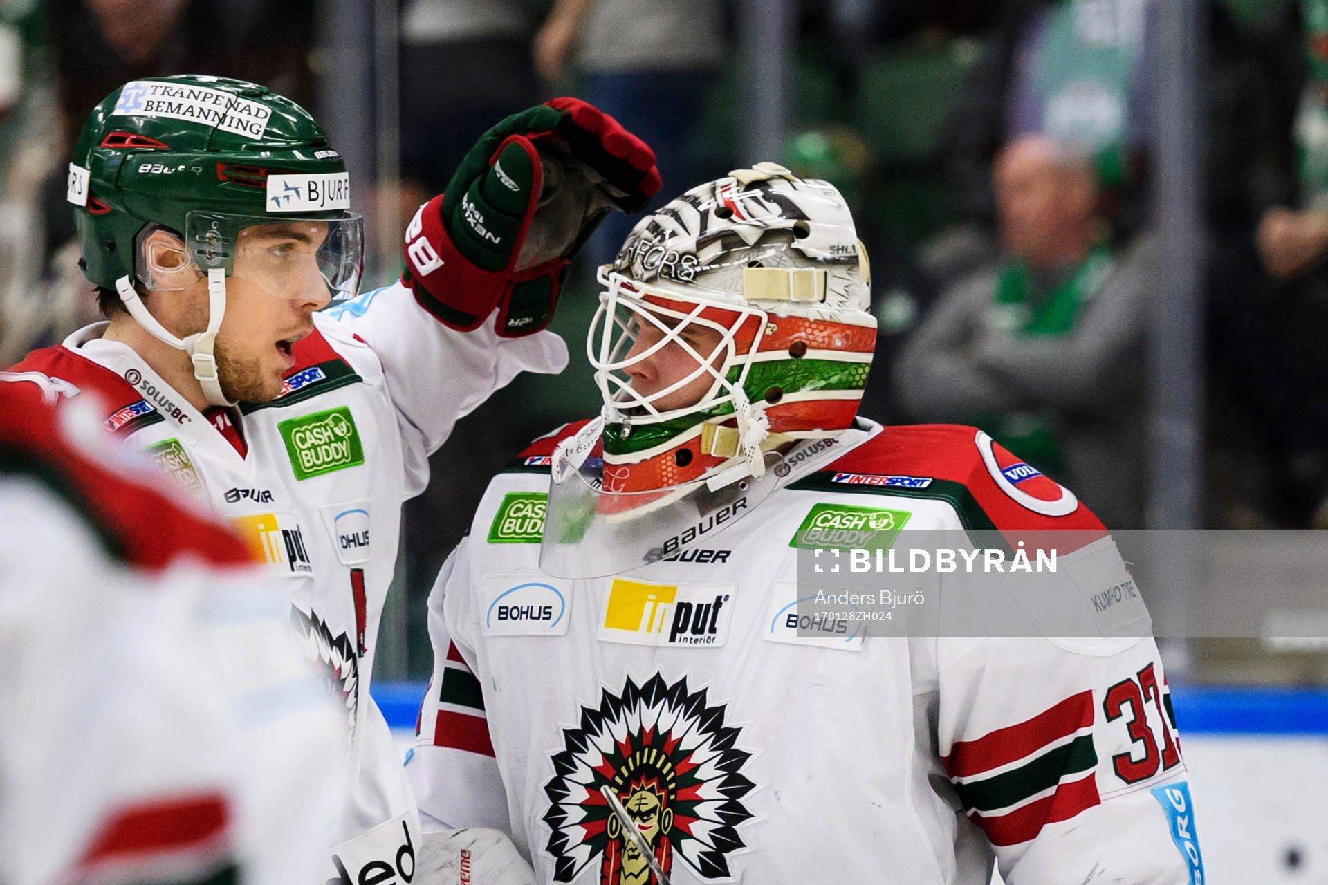 Frölundas Henrik Tömmernes klappar om målvakt Johan