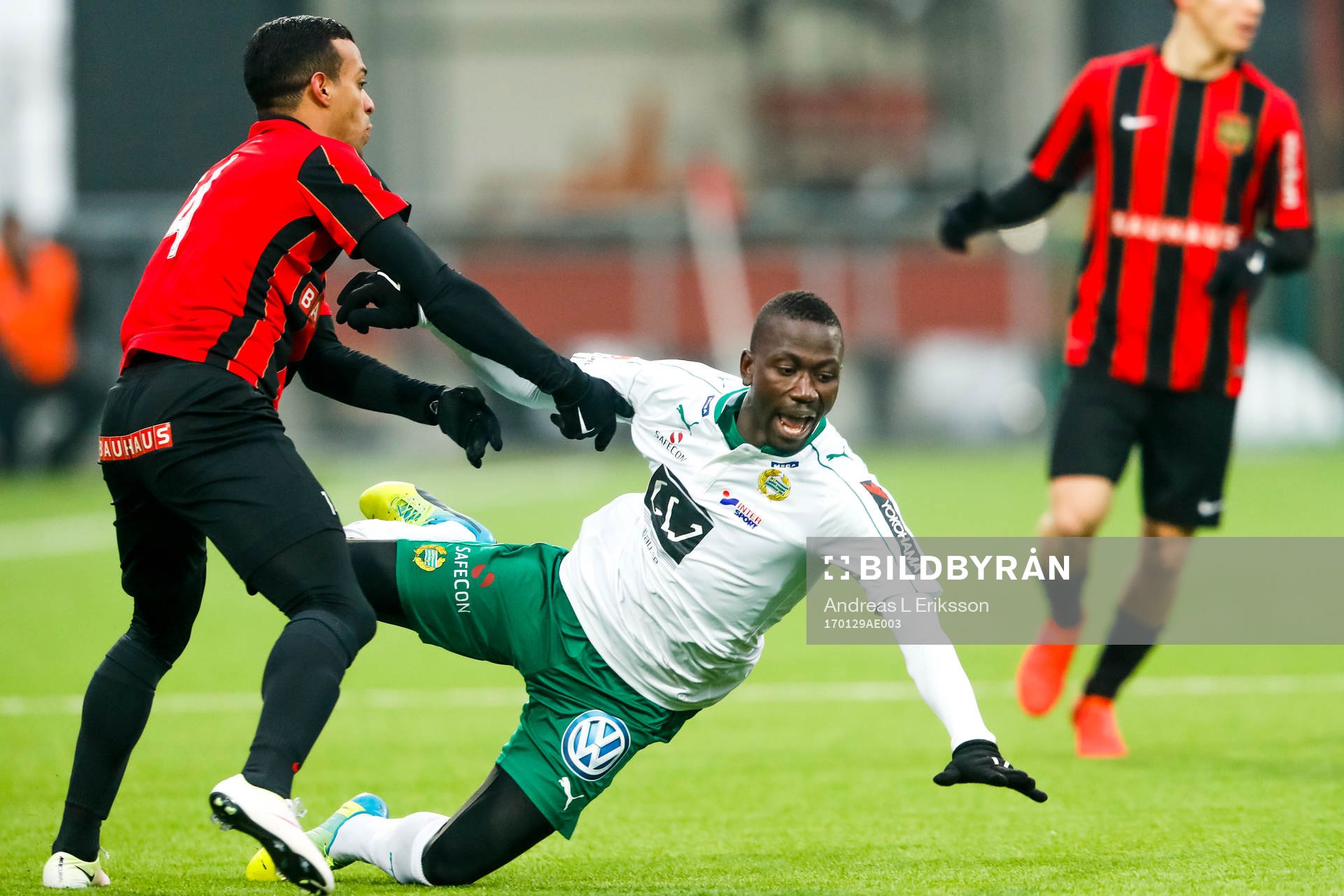 Brommapojkarnas Carl Starfelt och Hammarbys Pa Amat Dibba