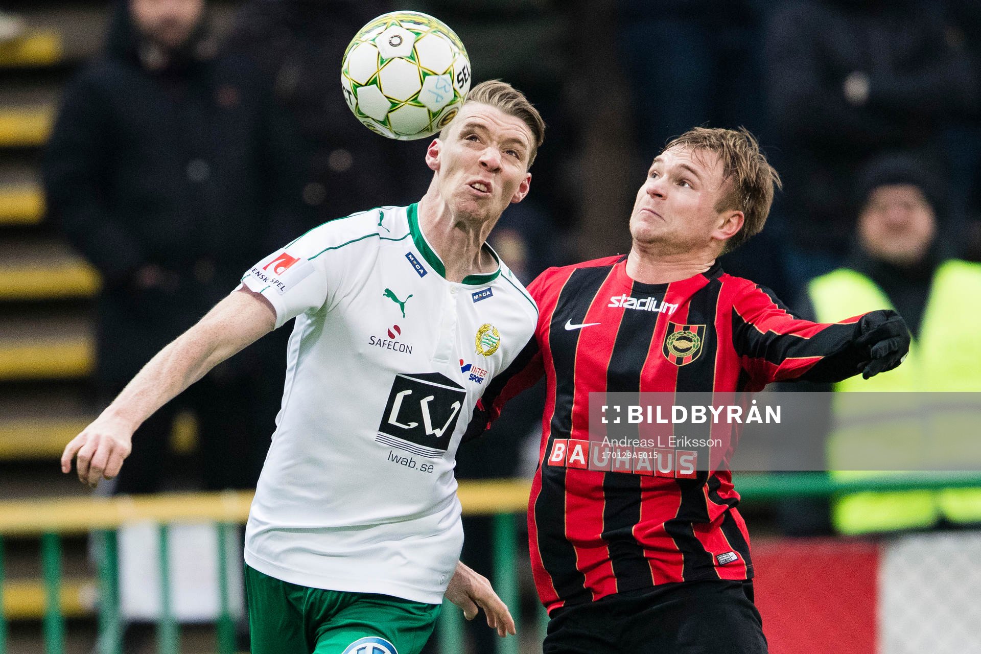 Hammarbys Birkir Már Saevarsson i en nickduell med
