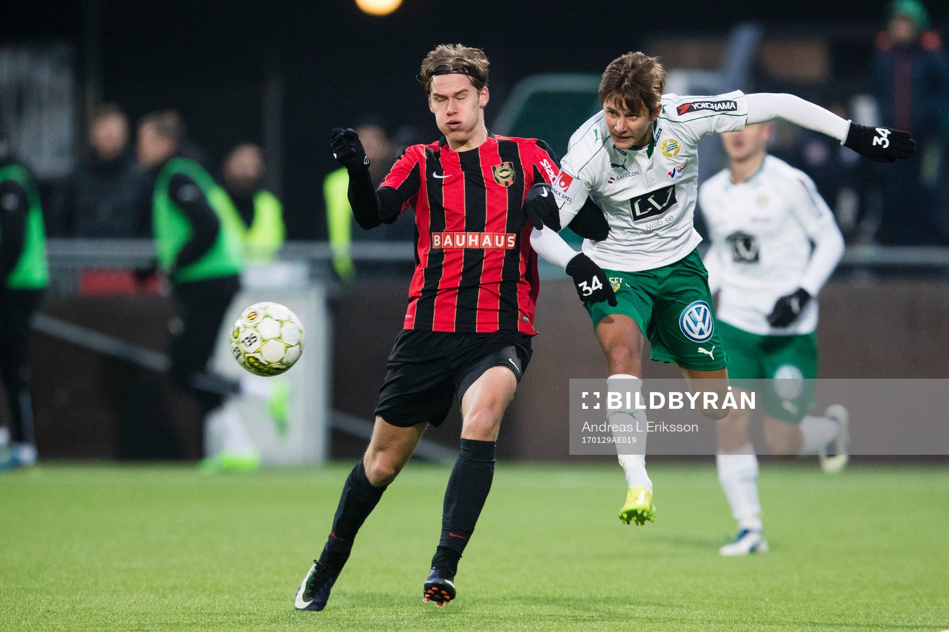 Brommapojkarnas Felix Beijmo i kamp om bollen med Hammarbys
