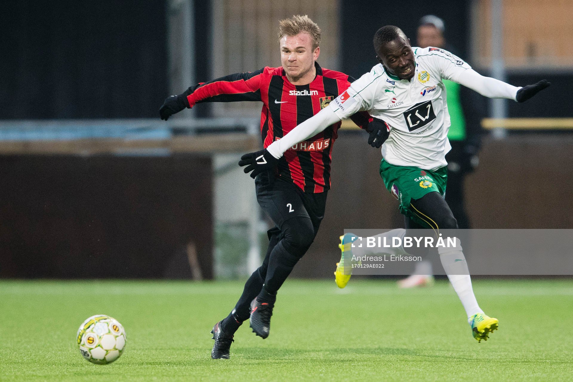 Brommapojkarnas Christopher Brandeborn i kamp om bollen med