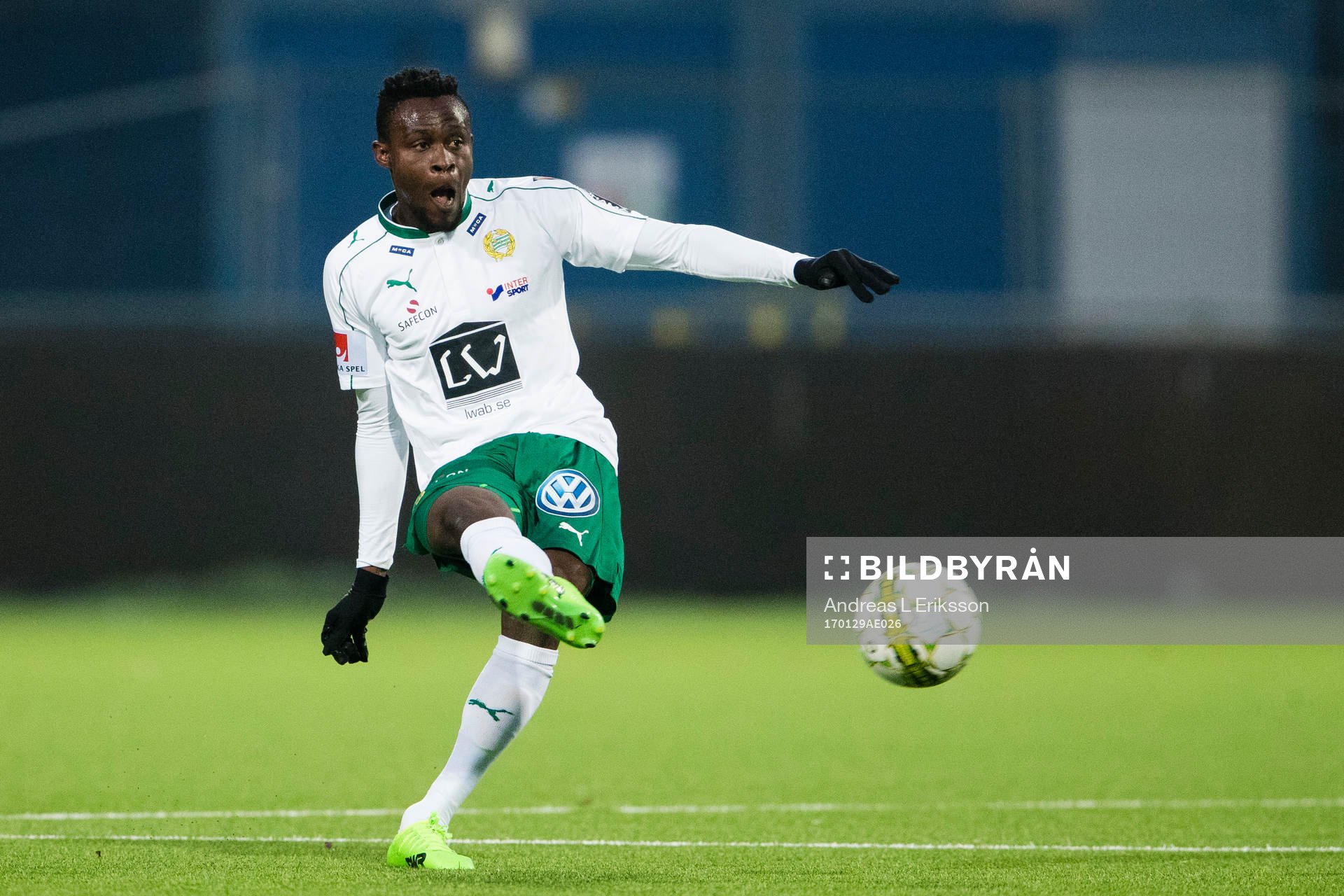 Hammarbys Gershon Koffie med en passning