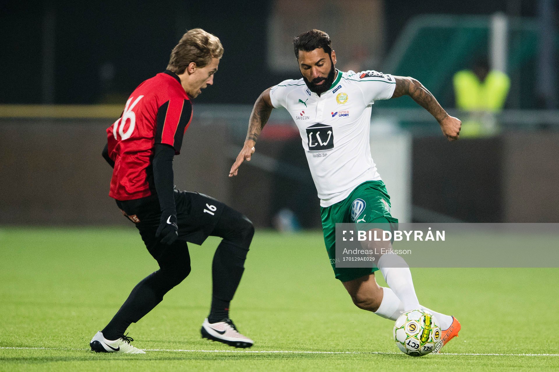 Brommapojkarnas Jacob Stensson utmanas av Hammarbys Stefan