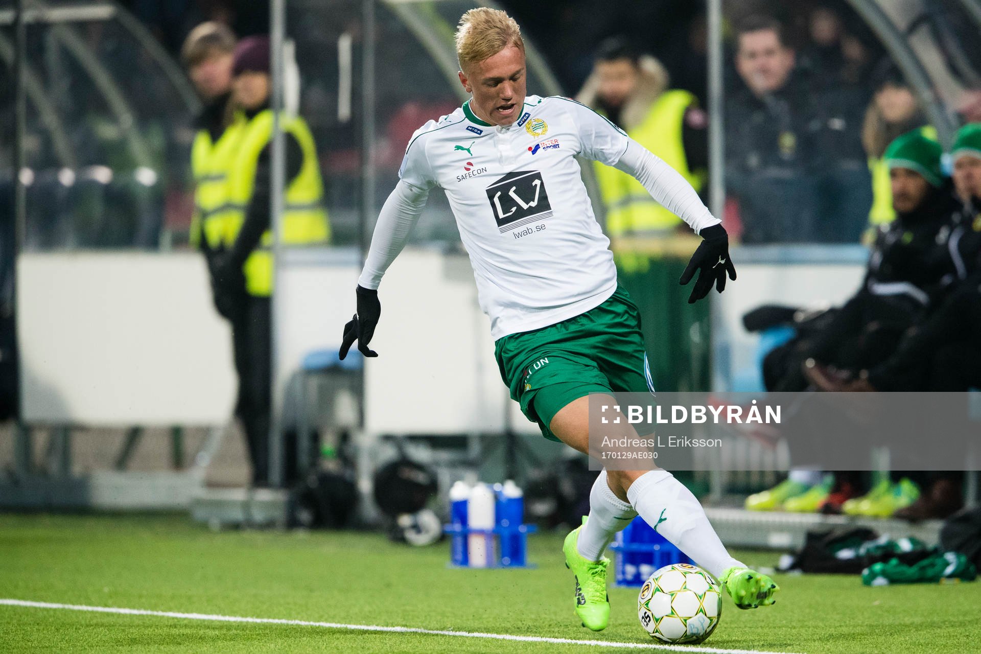 Hammarbys Isac Lidberg med bollen