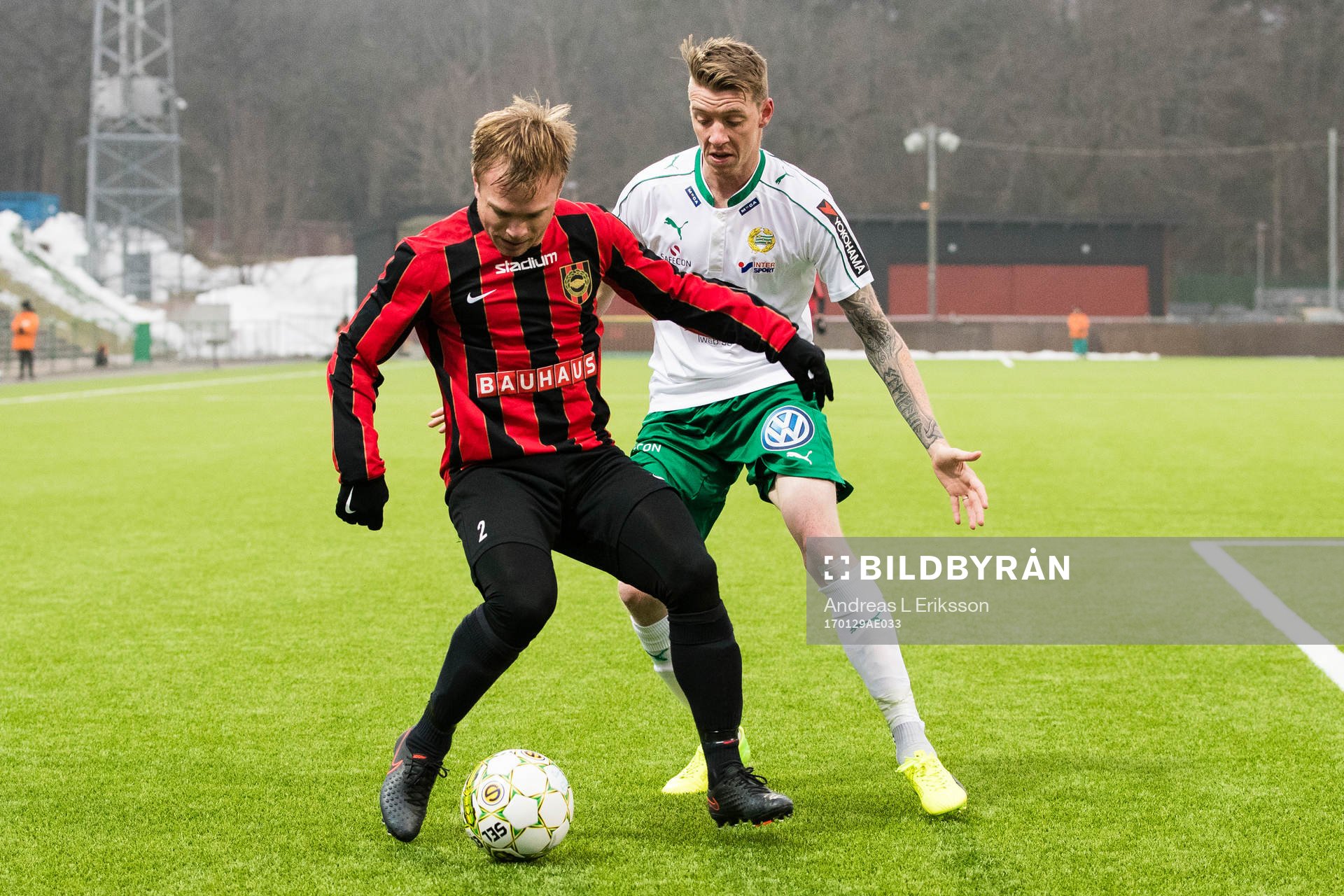 Brommapojkarnas Christopher Brandeborn uppvaktas av