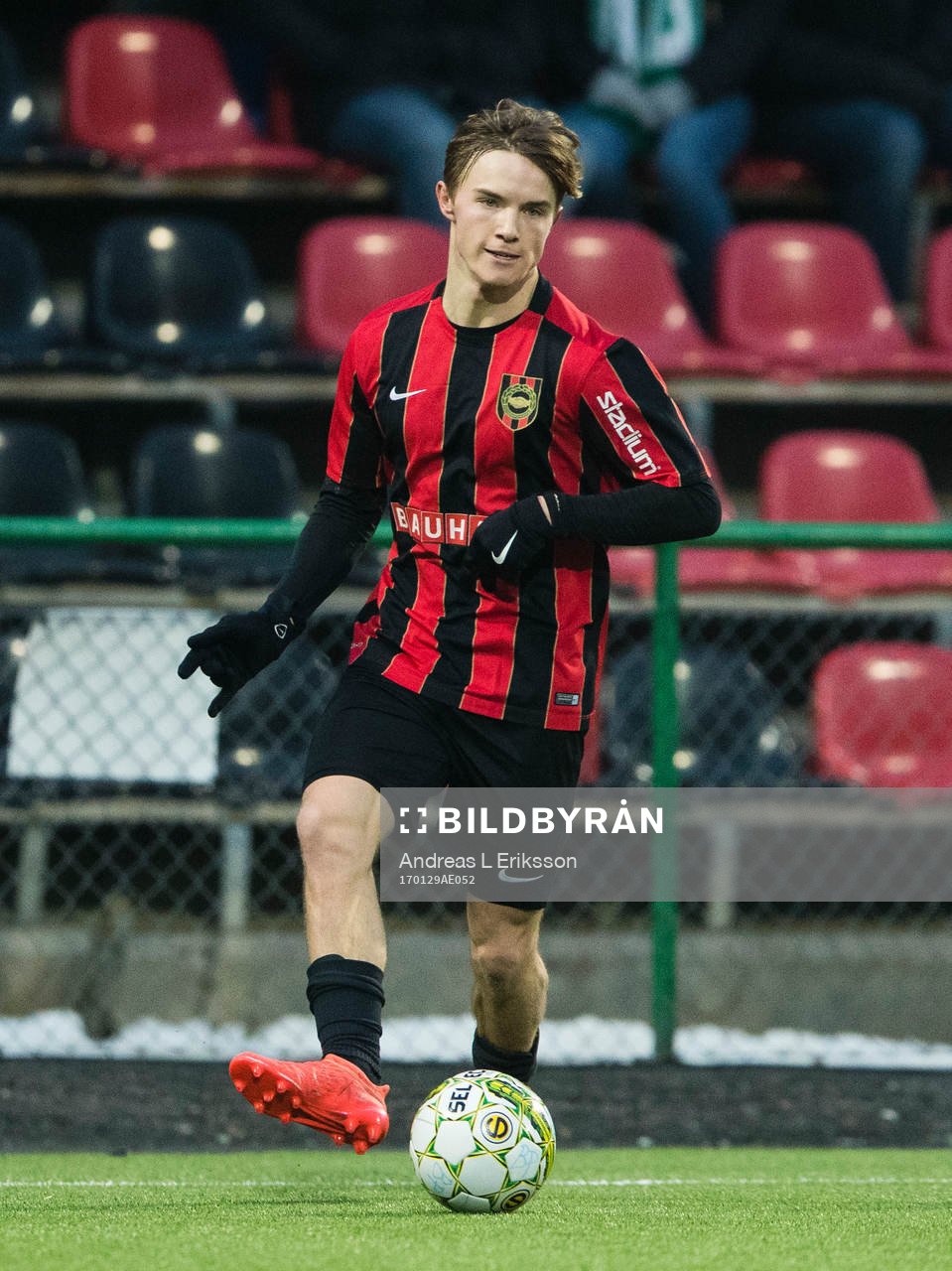 Brommapojkarnas Jakob Ortmark med bollen