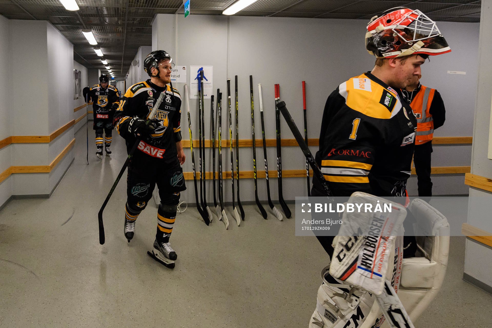 Panterns Emil Sandin och målvakt Tim Hultstrand på väg
