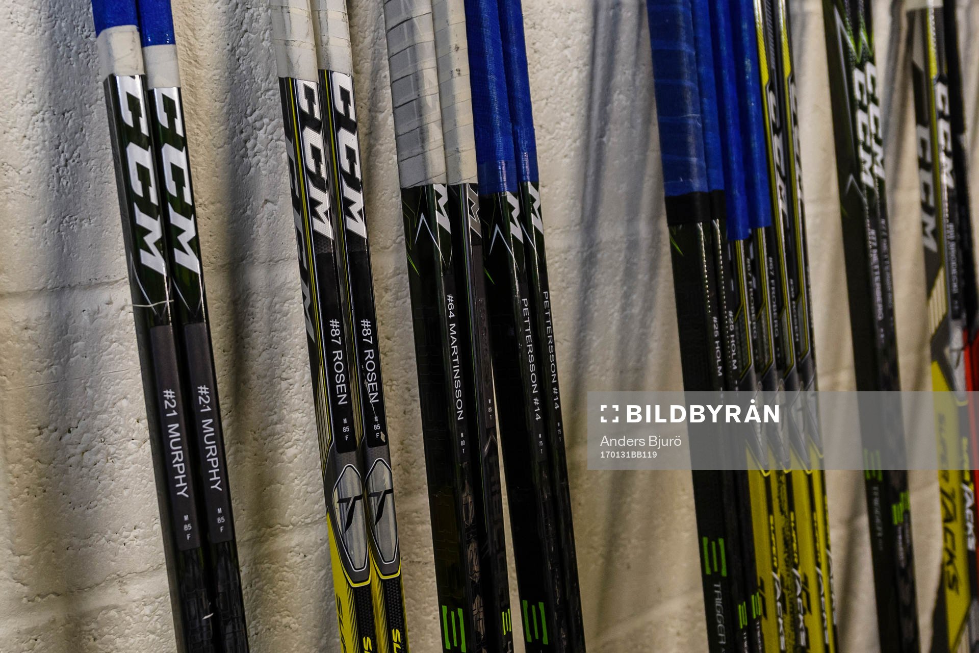 Ishockeyklubbor lutade mot en vägg