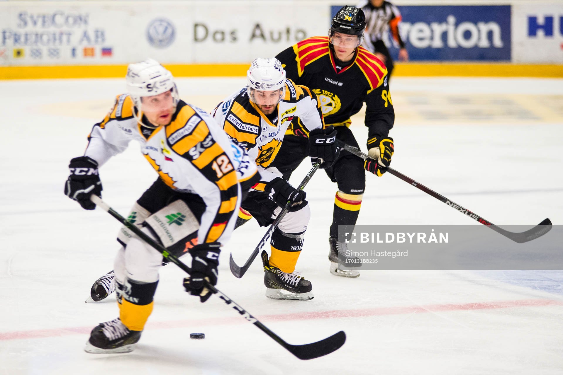 Skellefteås Adam Pettersson och Andrew Calof jagas av