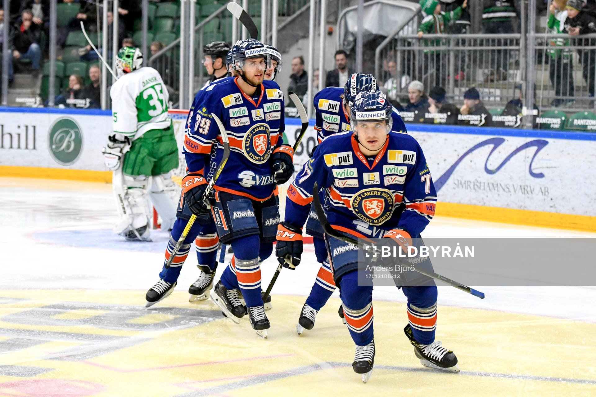 Växjös Pontus Netterberg jublar med lagkamrater
