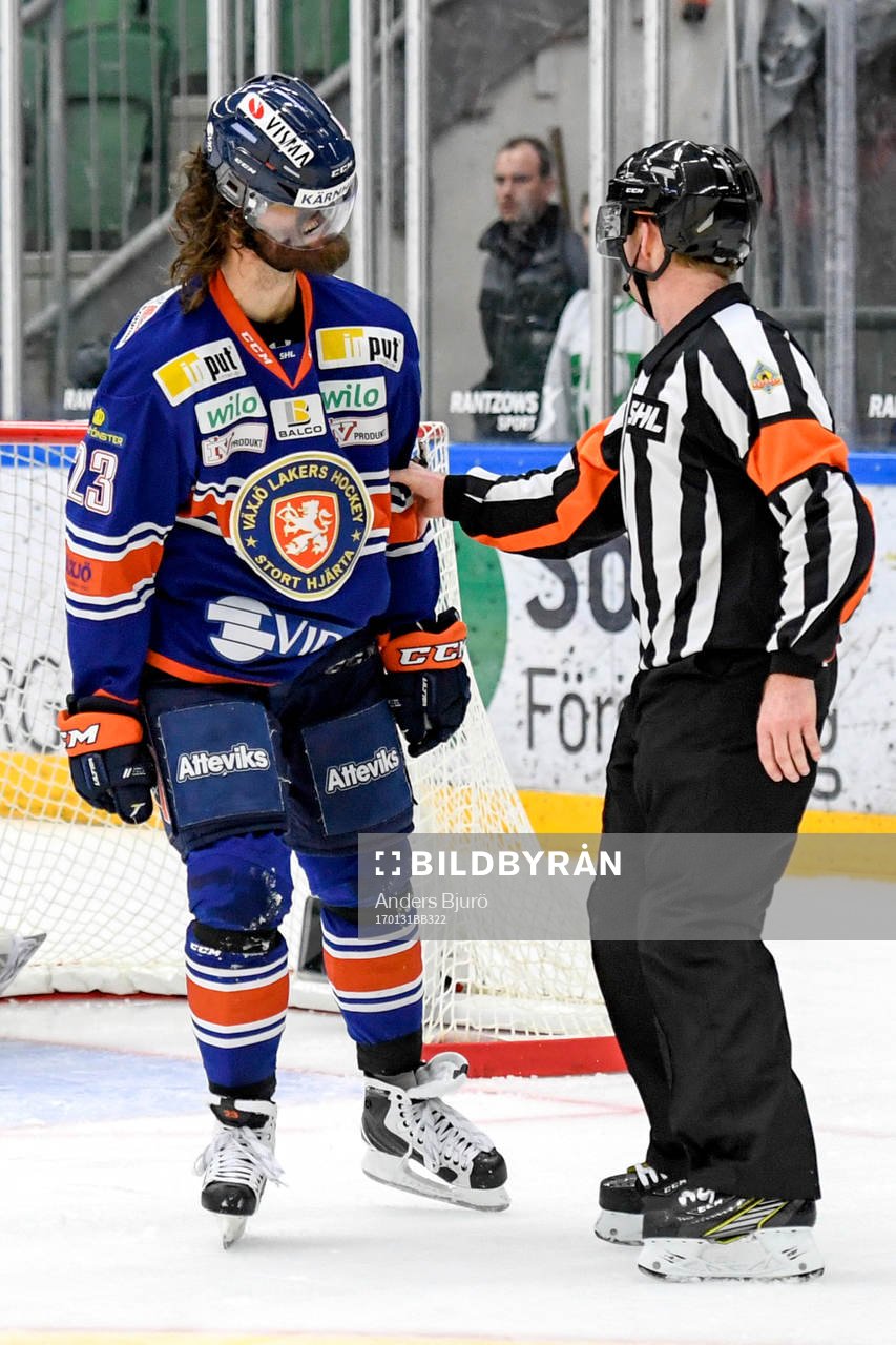 Växjös Ville Leino diskuterar med domaren