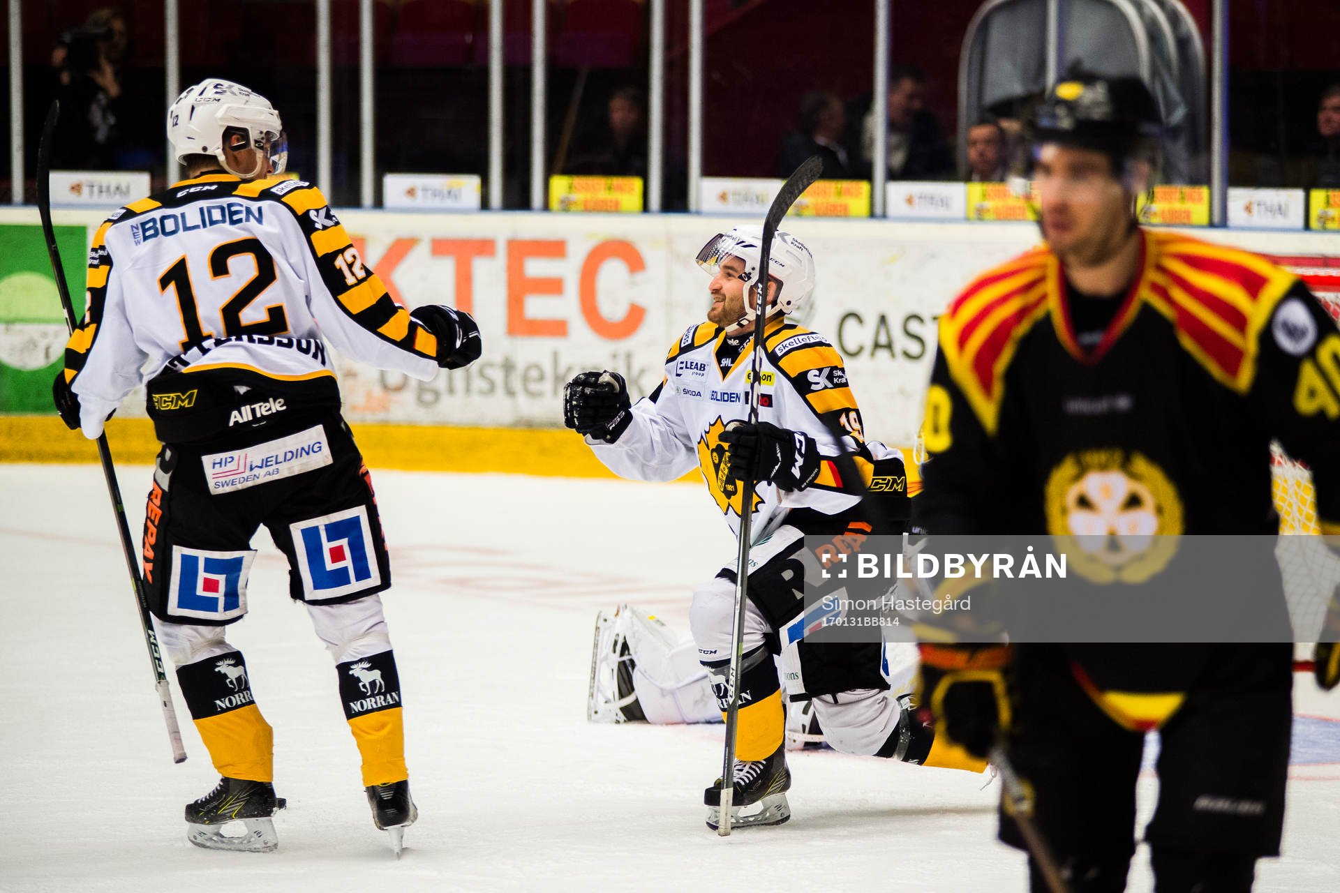 Skellefteås Adam Pettersson och Andrew Calof jublar