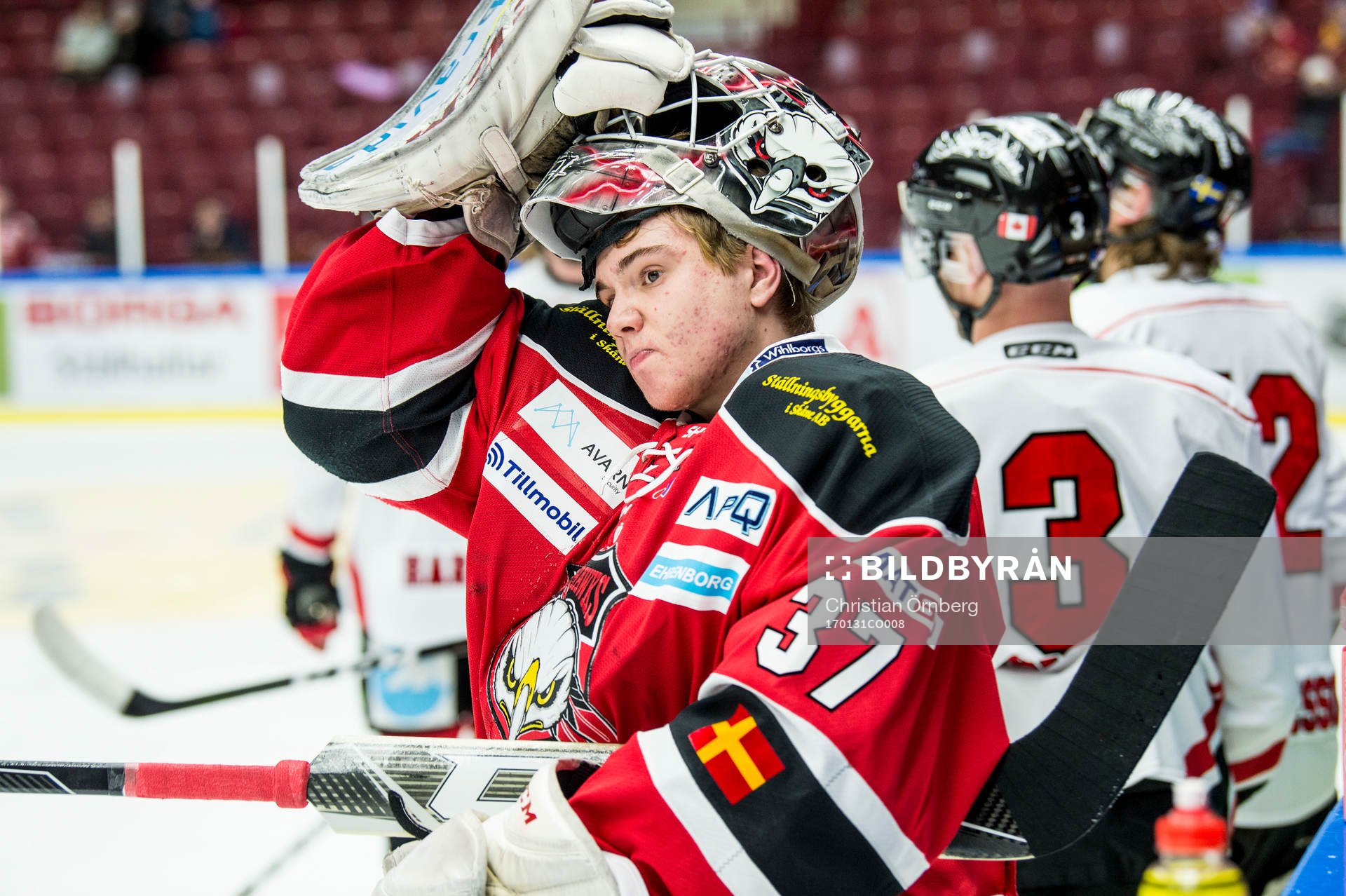 Malmö Redhawks målvakt Anton Malmborg  värmer upp innan
