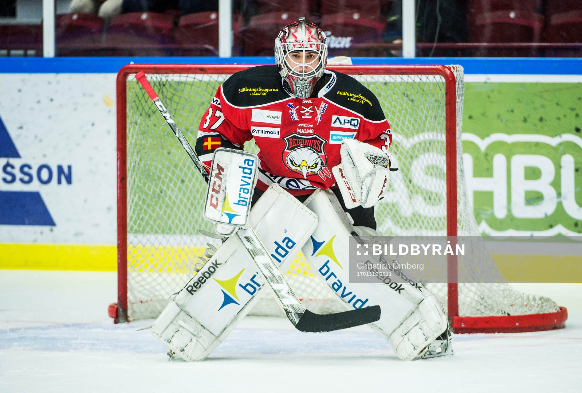 Malmö Redhawks målvakt Anton Malmborg  värmer upp innan
