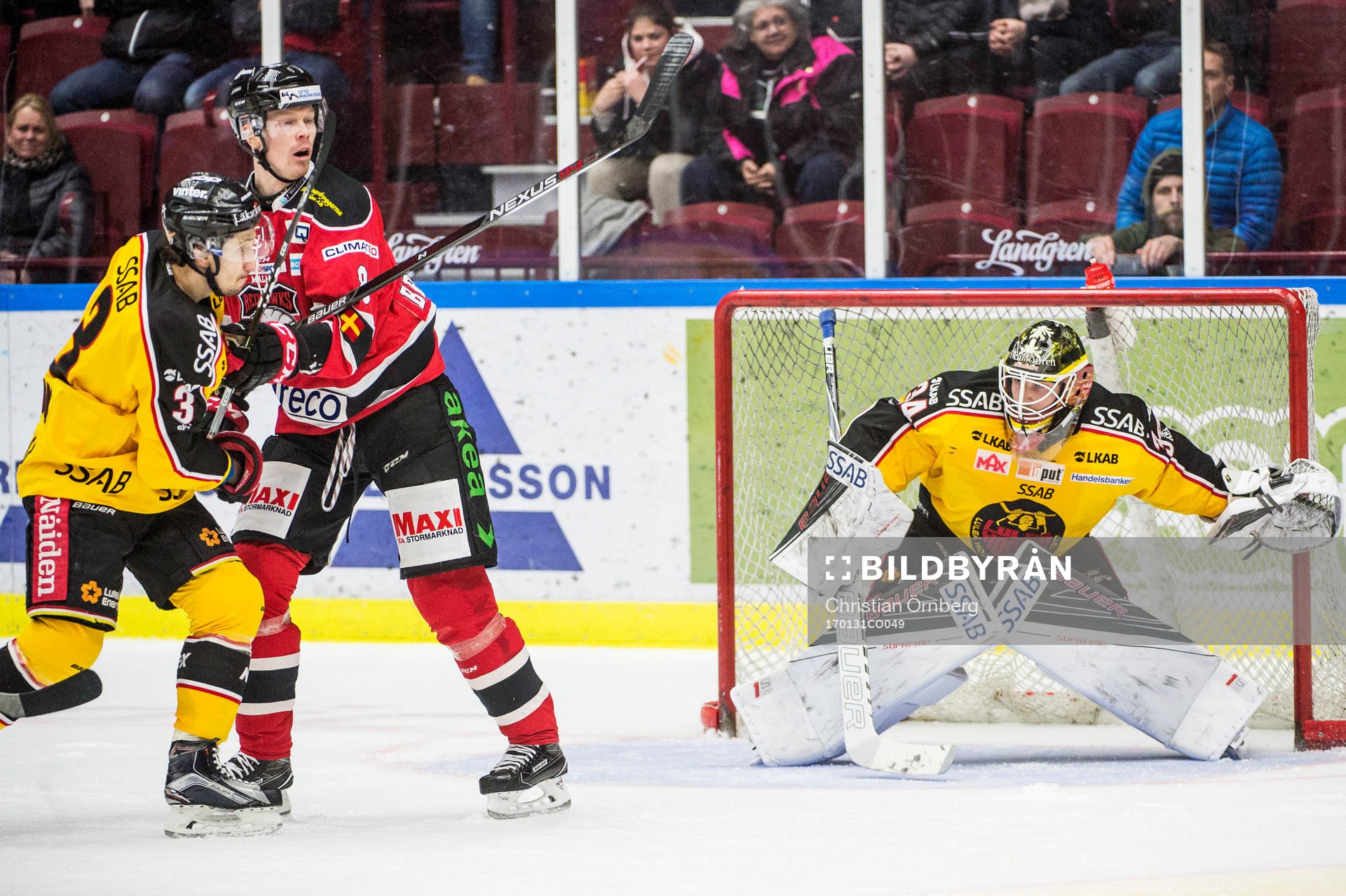 Malmö Redhawks Lars Bryggman mot Luleås Daine Todd och