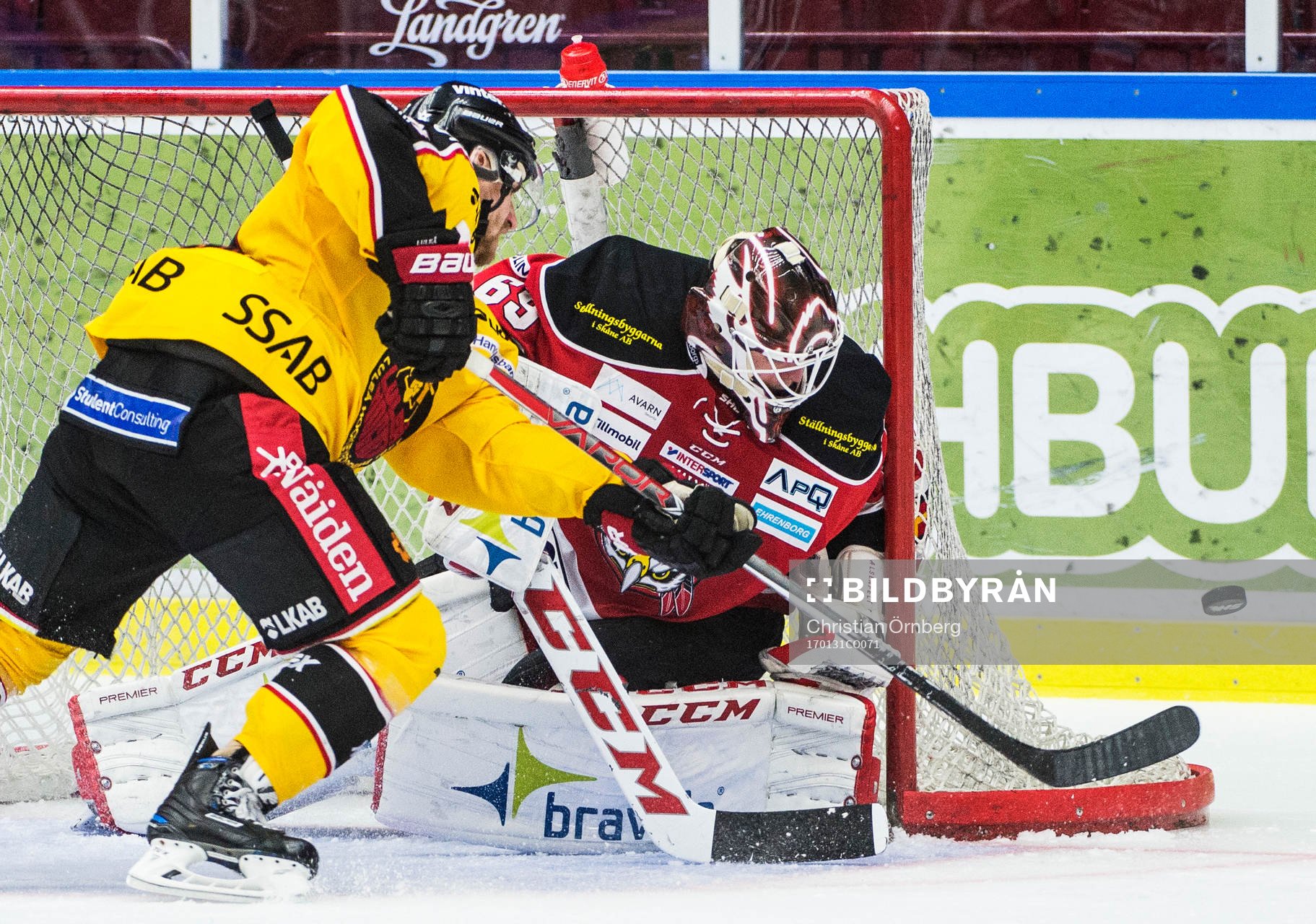 Luleås Kael Mouillierat mot Malmö Redhawks målvakt Oscar