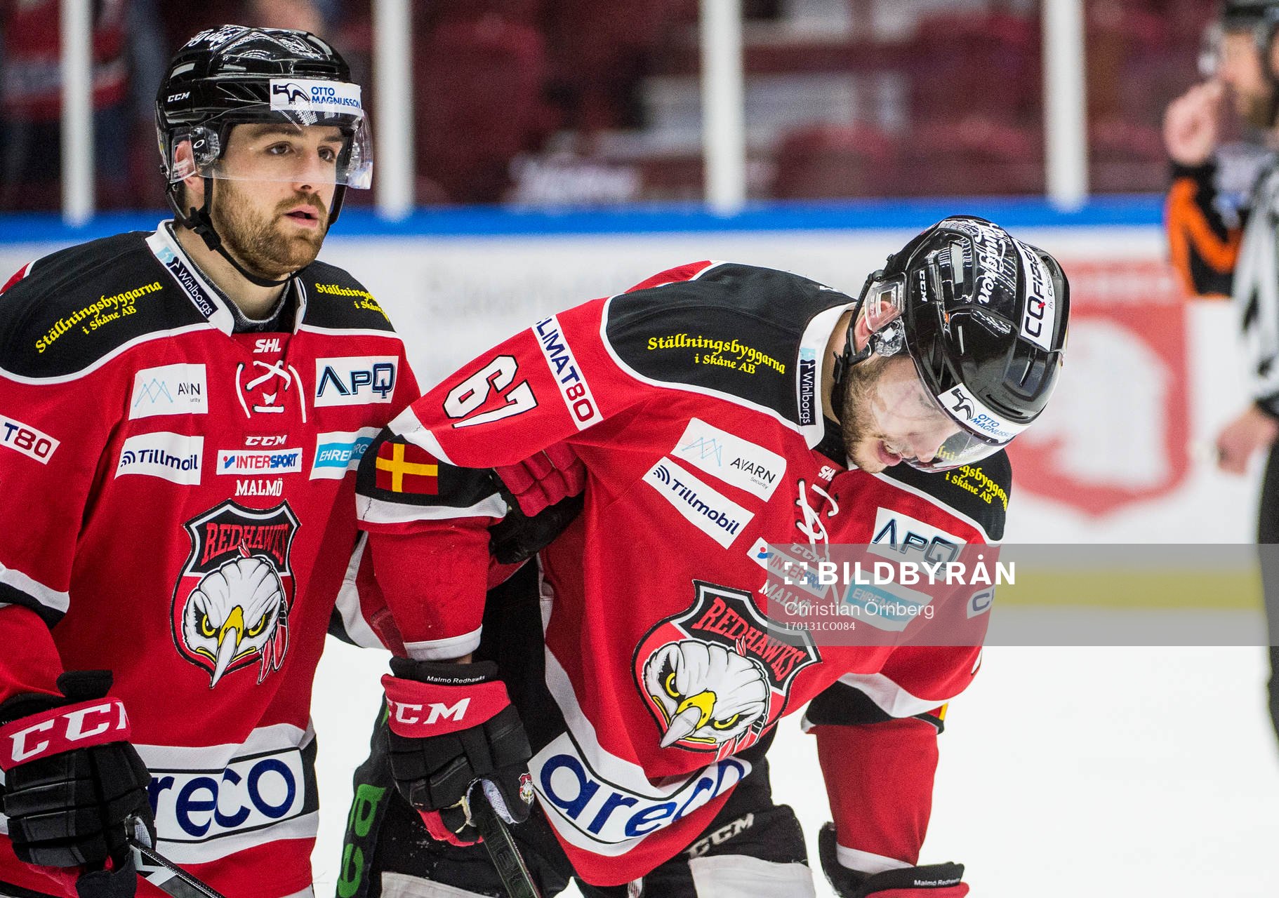 Malmö Redhawks Nichlas Hardt hjälper skadade Konstantin