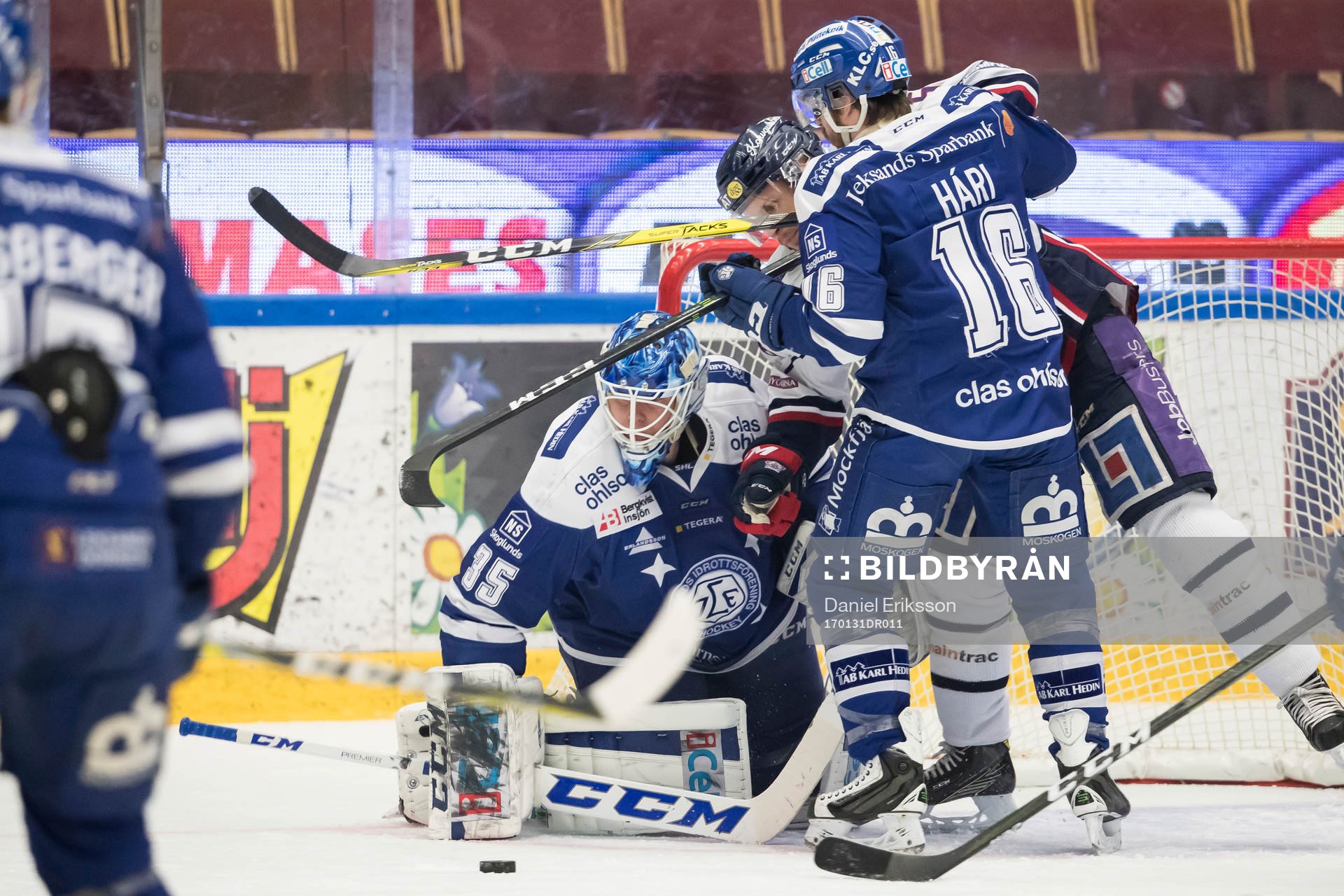 chans framför Leksands målvakt Atte Engren Leksands