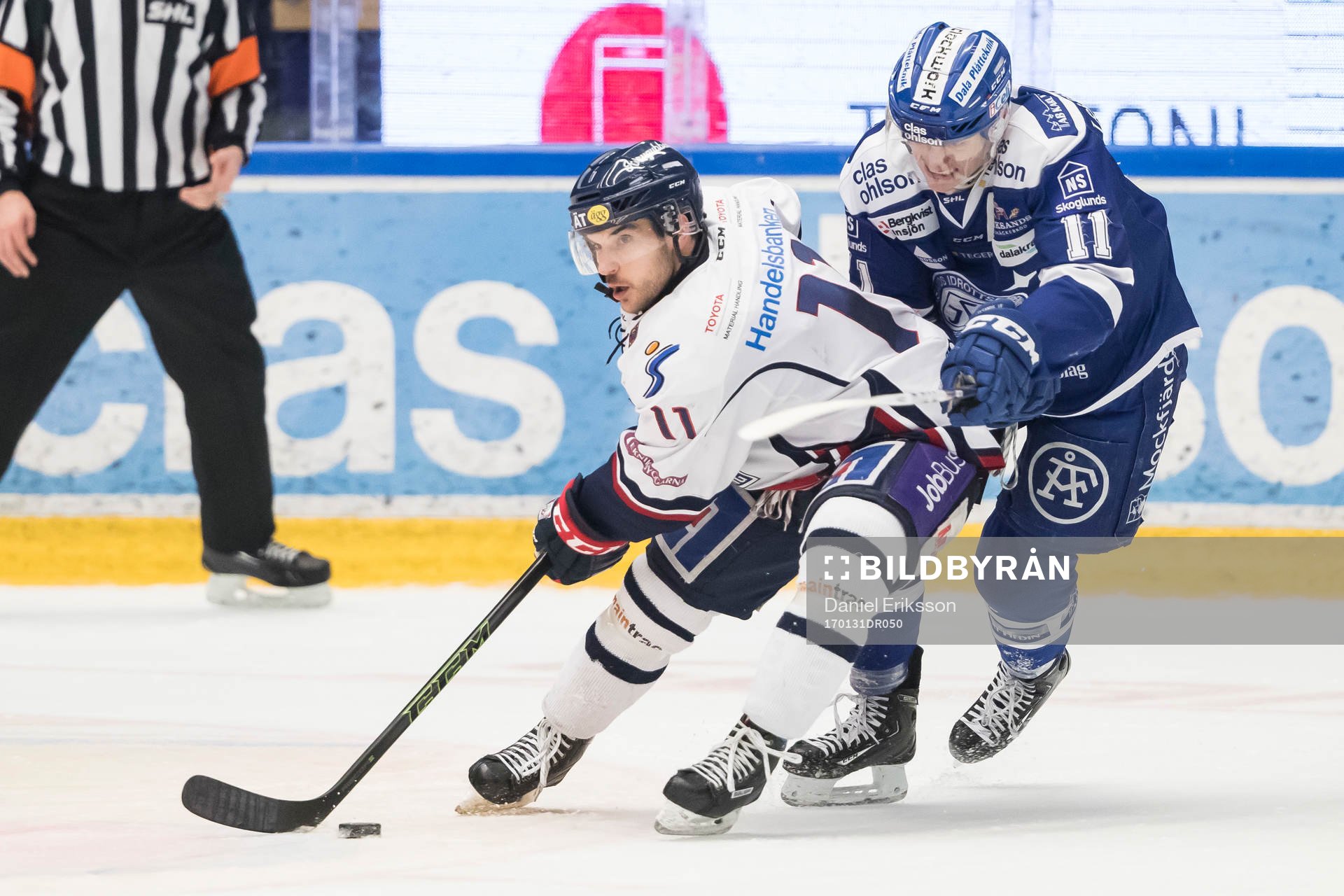 Leksands Martin Karlsson och Linköpings Garret Roe i kamp