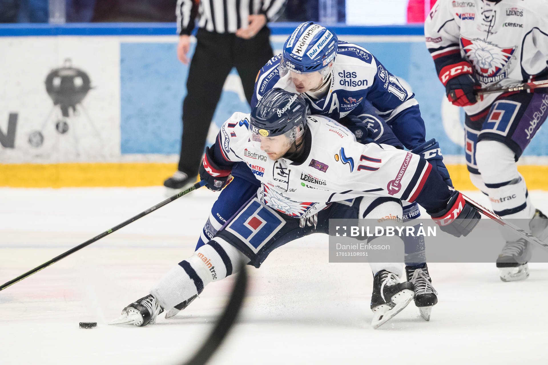 Leksands Martin Karlsson och Linköpings Garret Roe i kamp