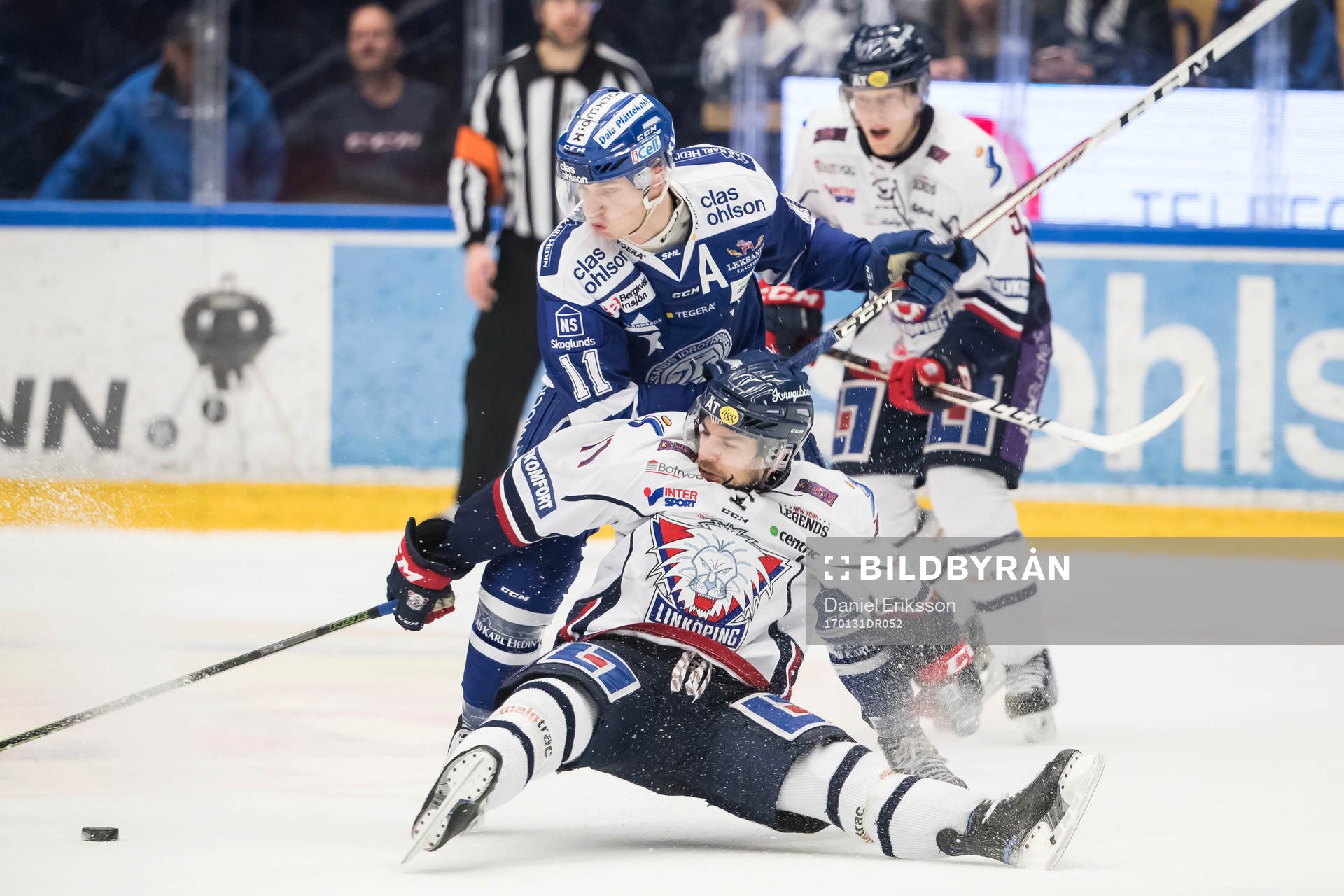 Leksands Martin Karlsson och Linköpings Garret Roe i kamp