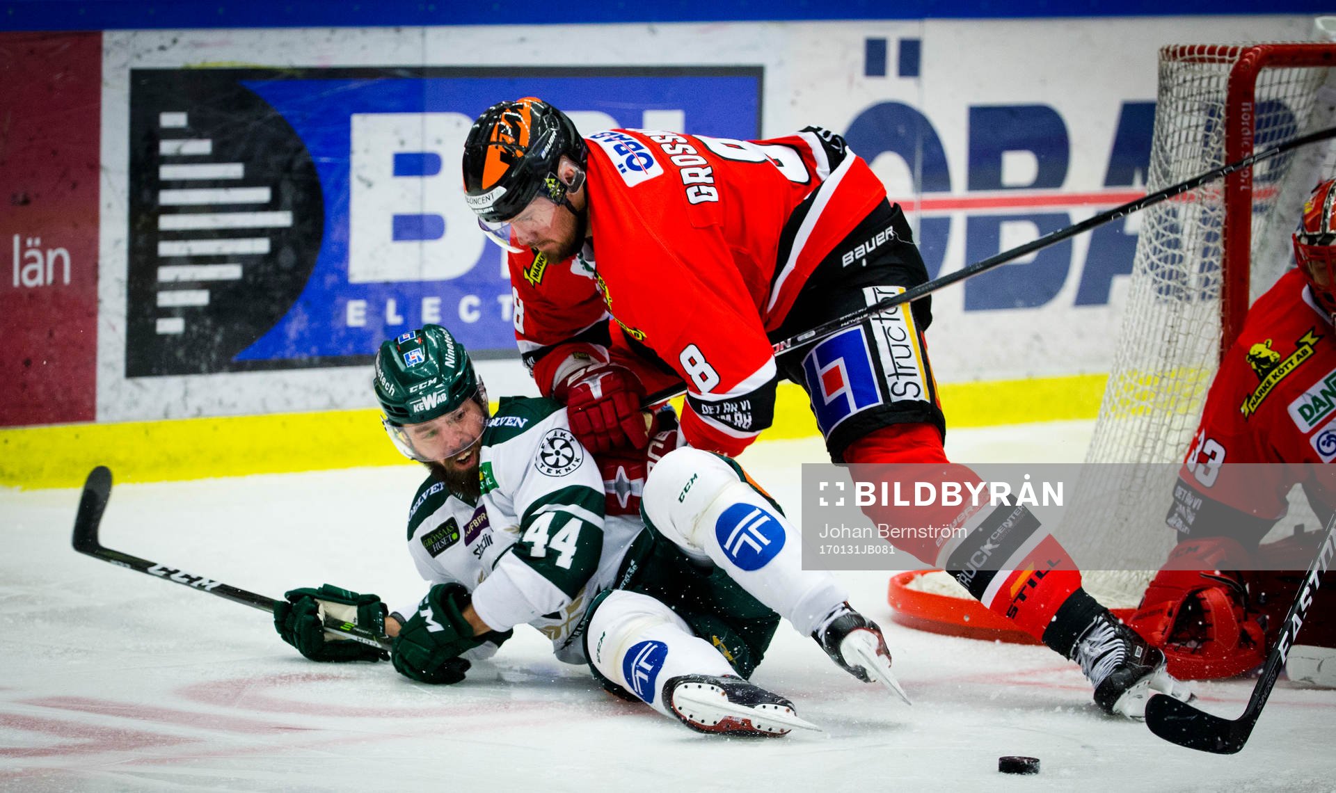 Örebros Nicklas Grossmann trycker ner Färjestads Milan