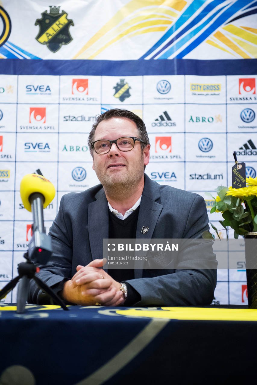 s VD Mikael Ahlerup presenterar nye spelaren Kristoffer