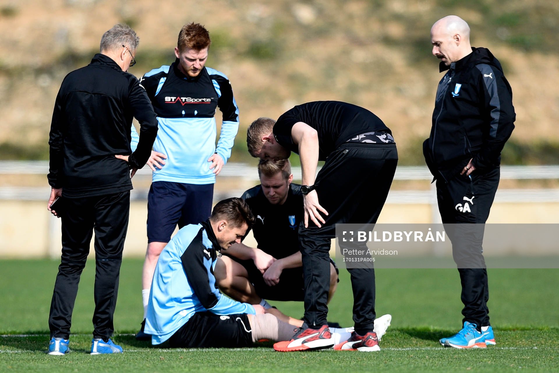 Malmö FFs Markus Rosenberg får sitt knä lindat