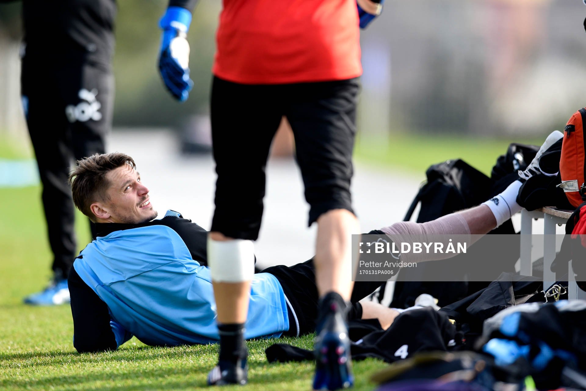 Malmö FFs Markus Rosenberg ligger med sitt knä lindat