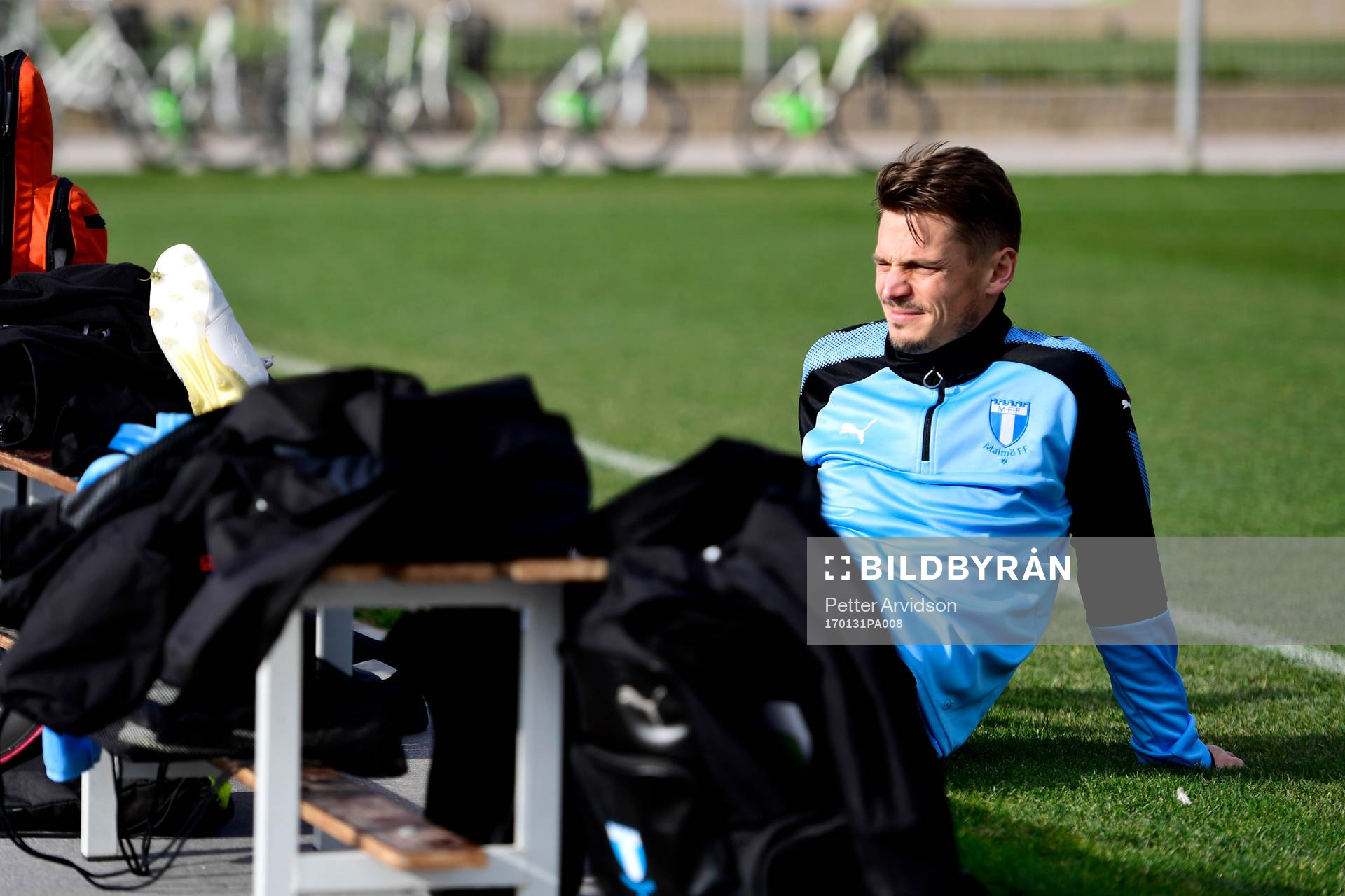 Malmö FFs Markus Rosenberg ligger med sitt knä lindat